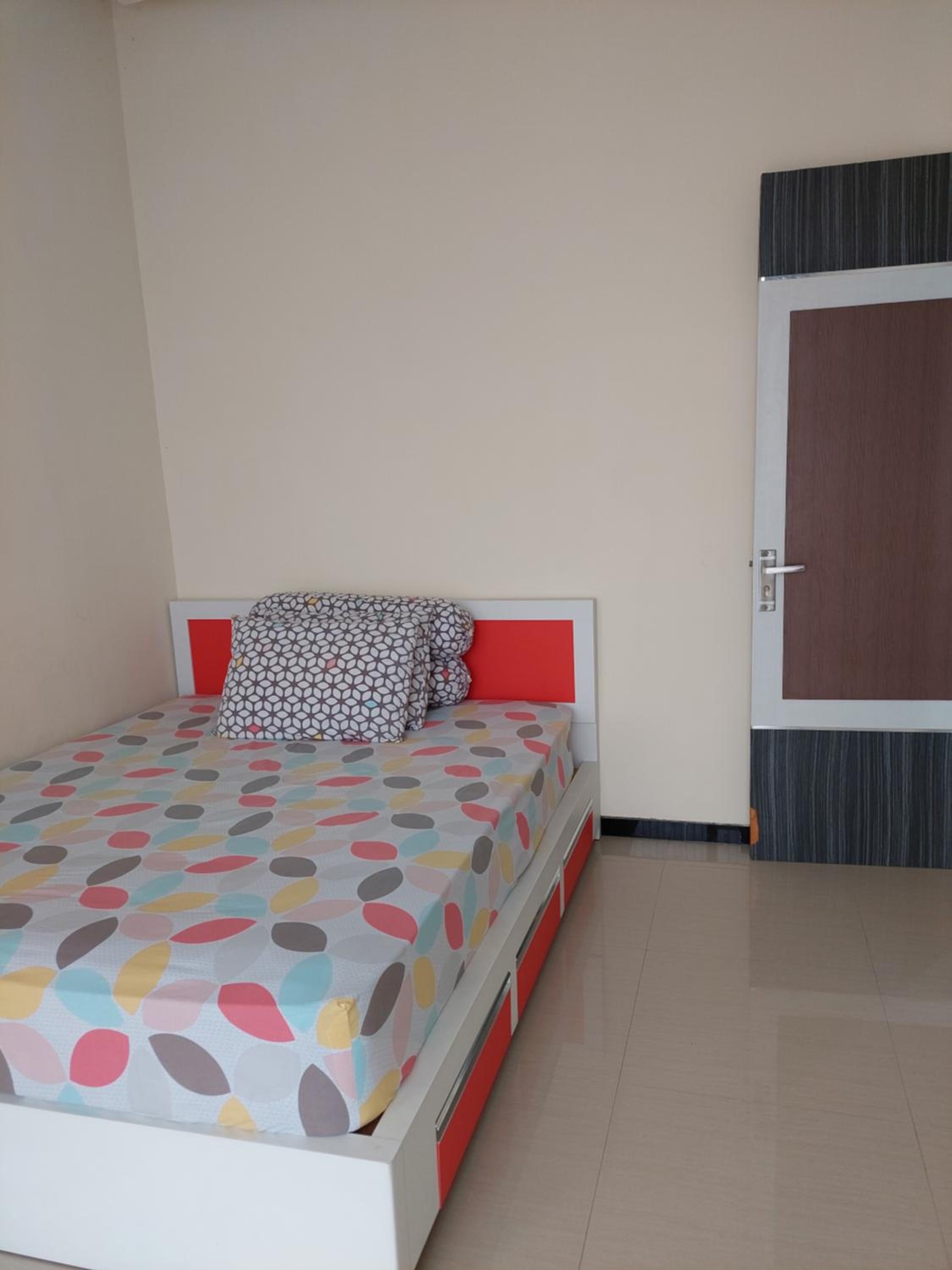 Three-Bedroom House photo 2