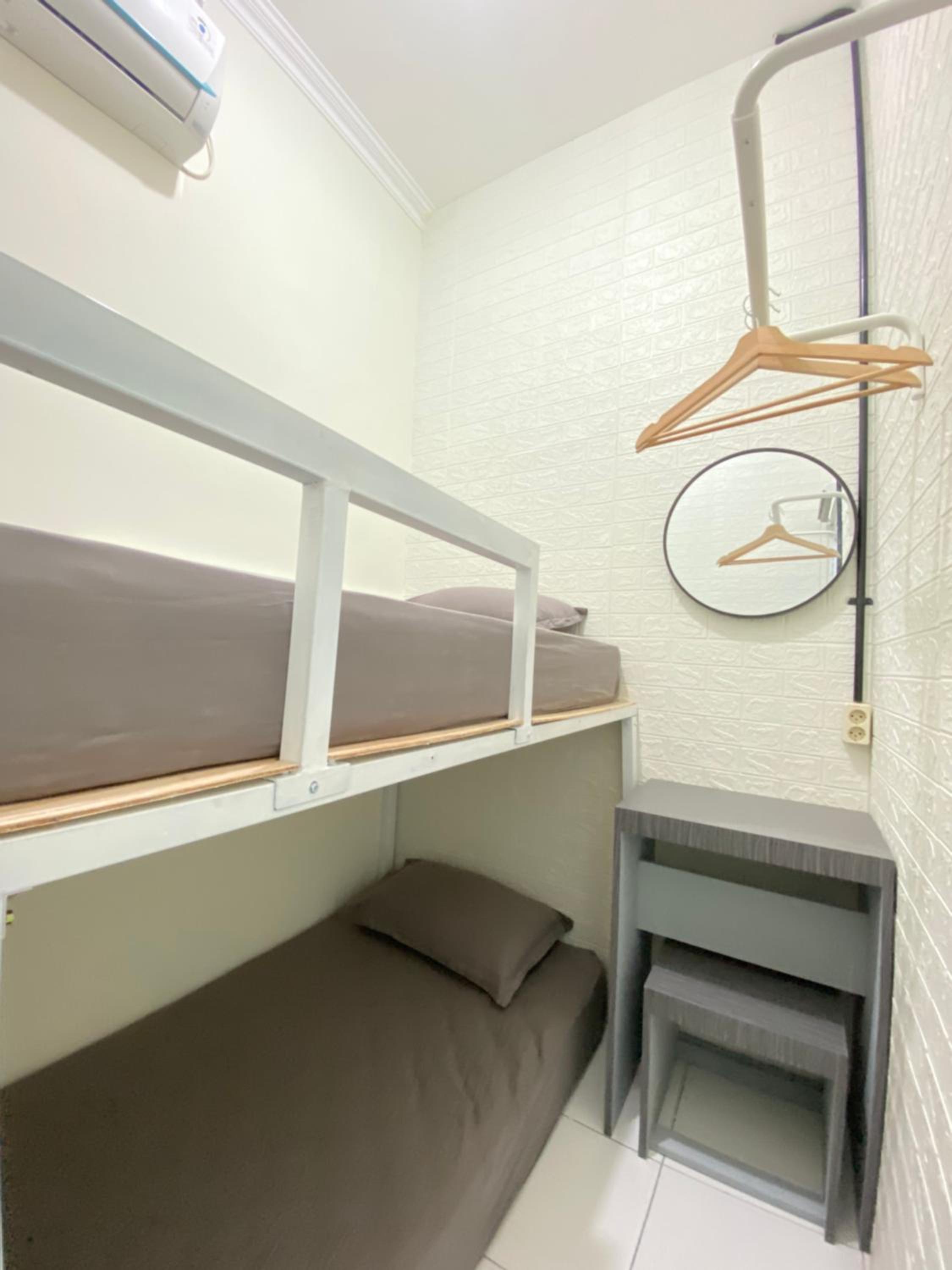 Twin Room with Shared Bathroom - Photo 4