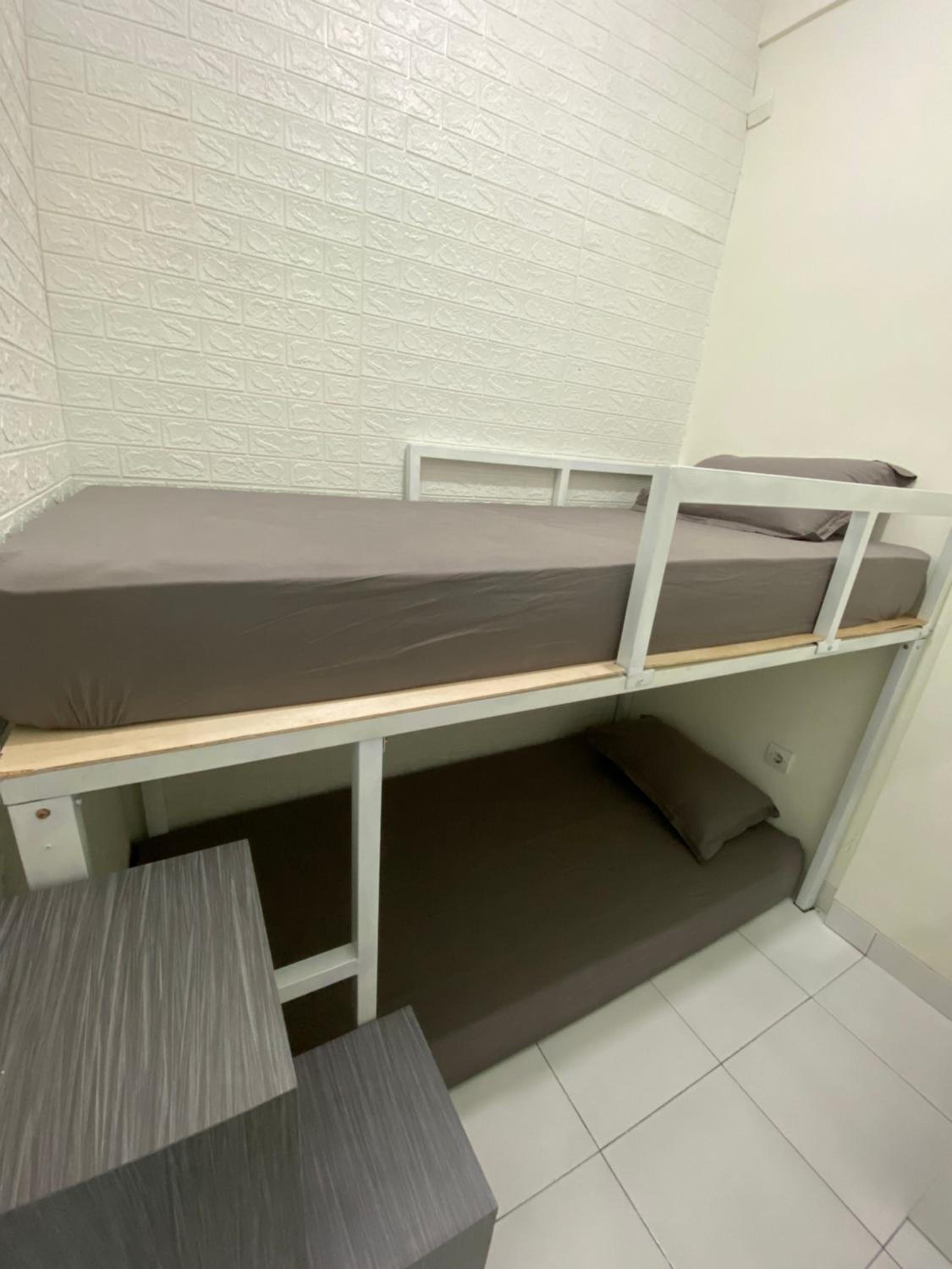 Twin Room with Shared Bathroom - Photo 3