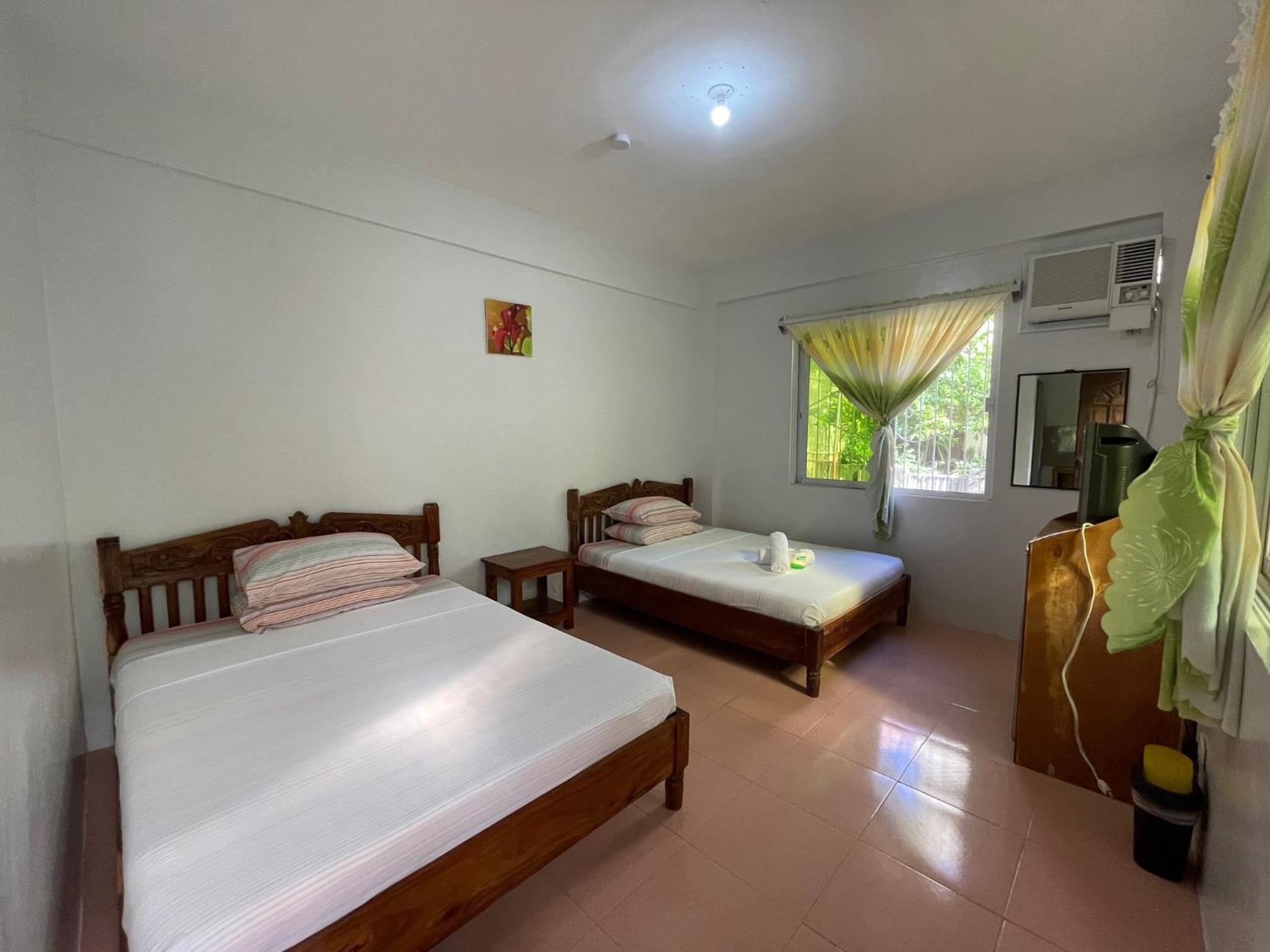 Family Room with Garden View - Photo 4