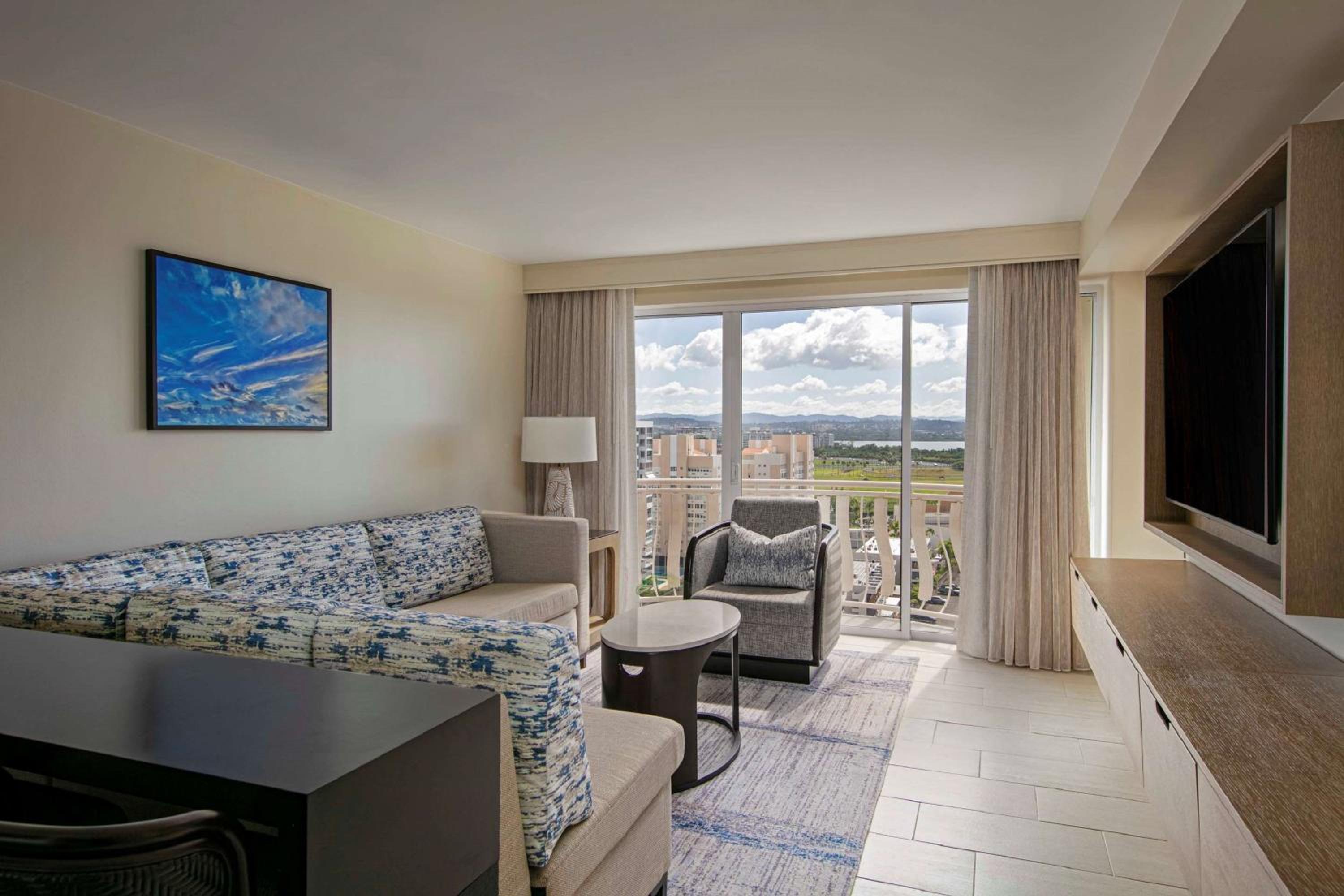 Junior Executive King Suite with City View - Photo 4