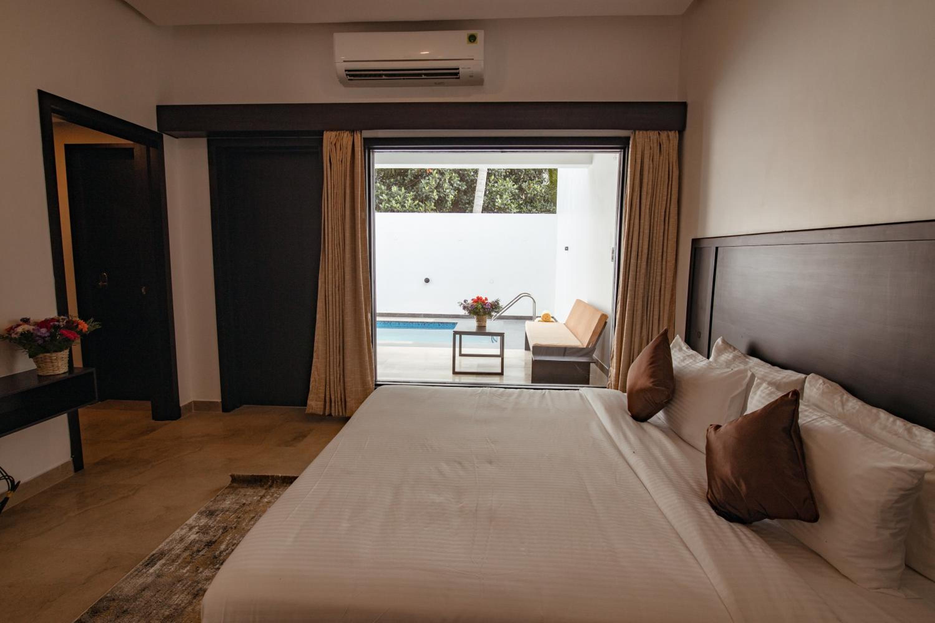 Villa with Private Pool - Photo 4