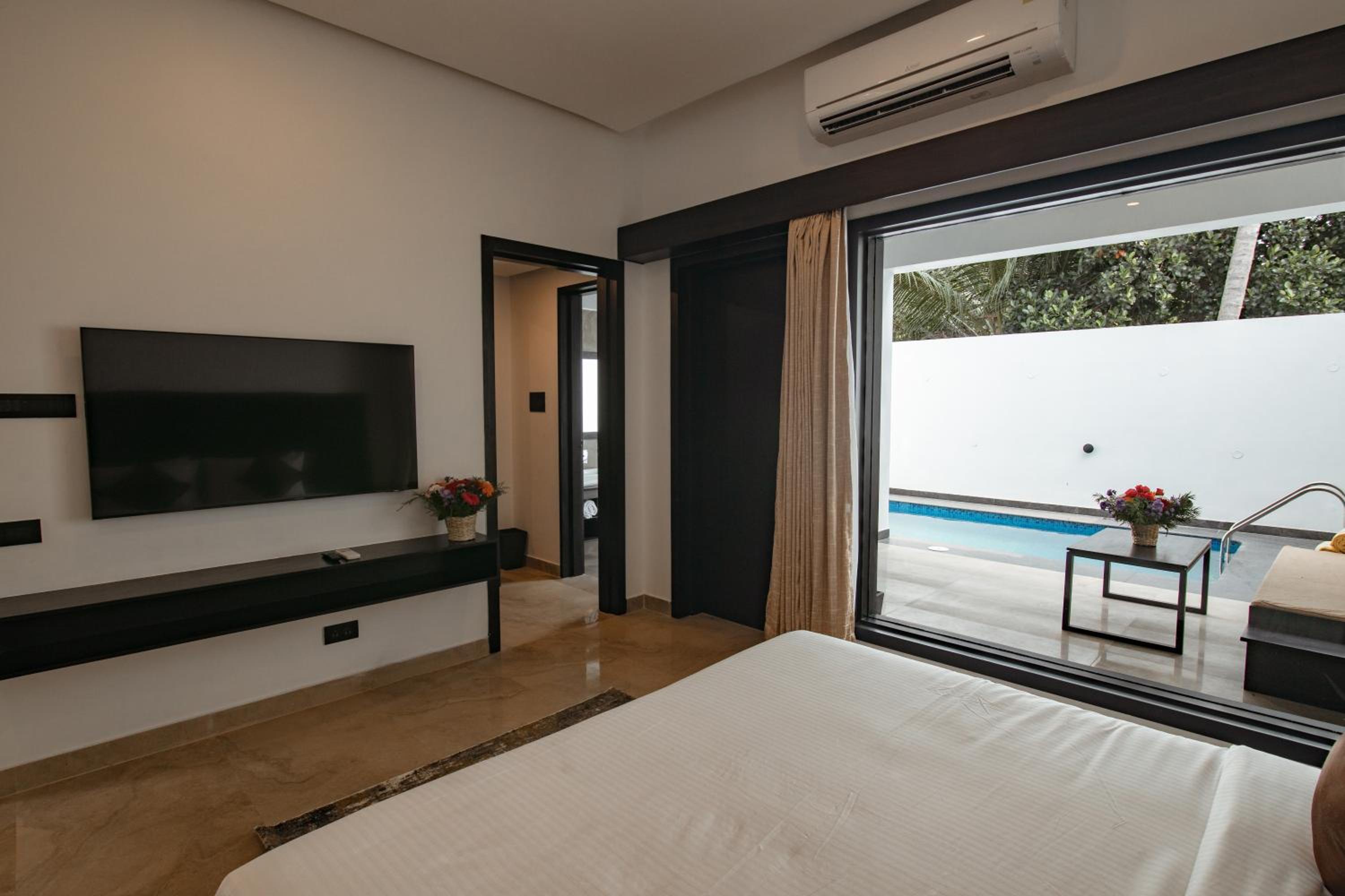 Villa with Private Pool - Photo 3