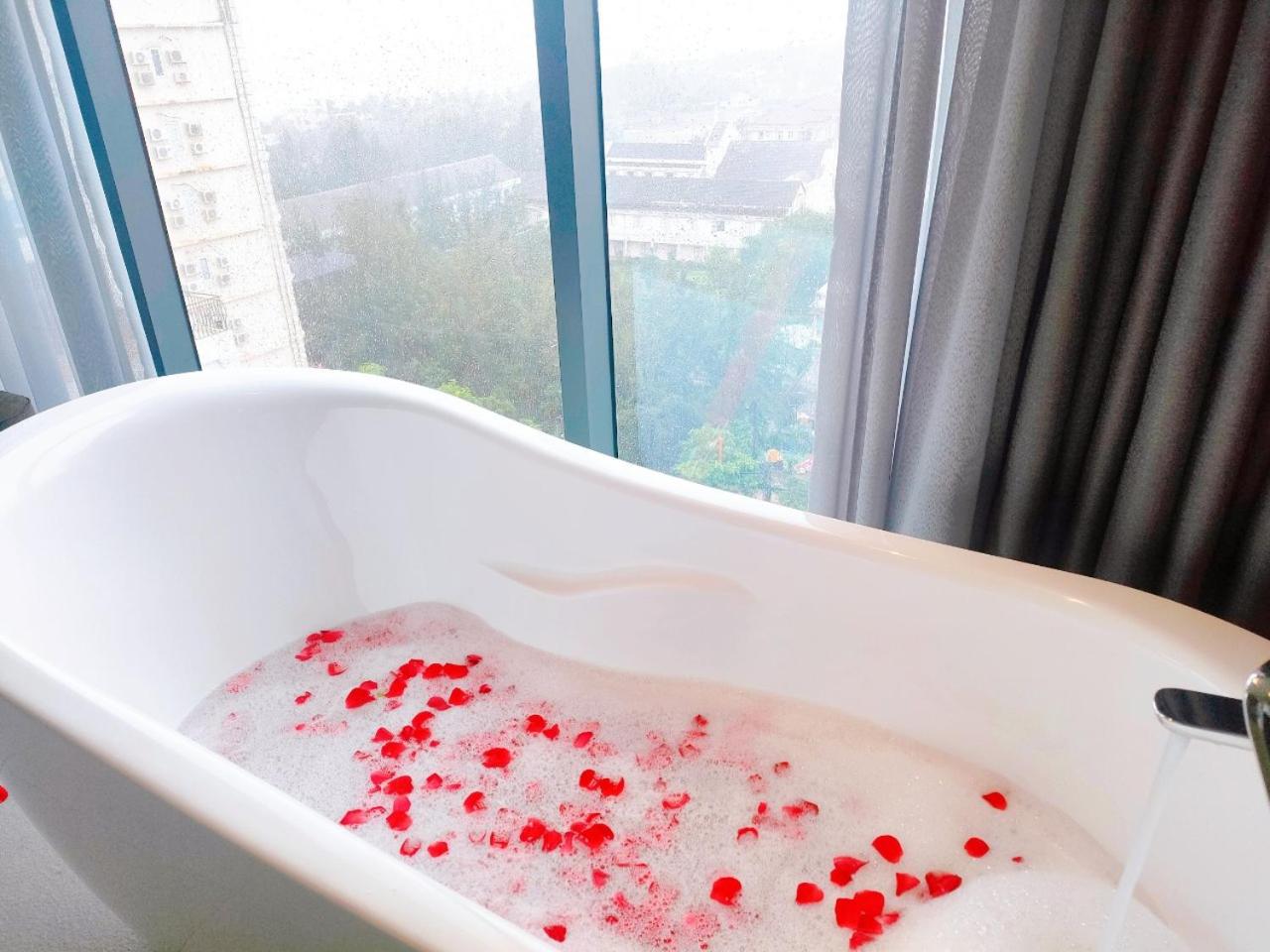 Suite with Balcony and City View - Photo 5