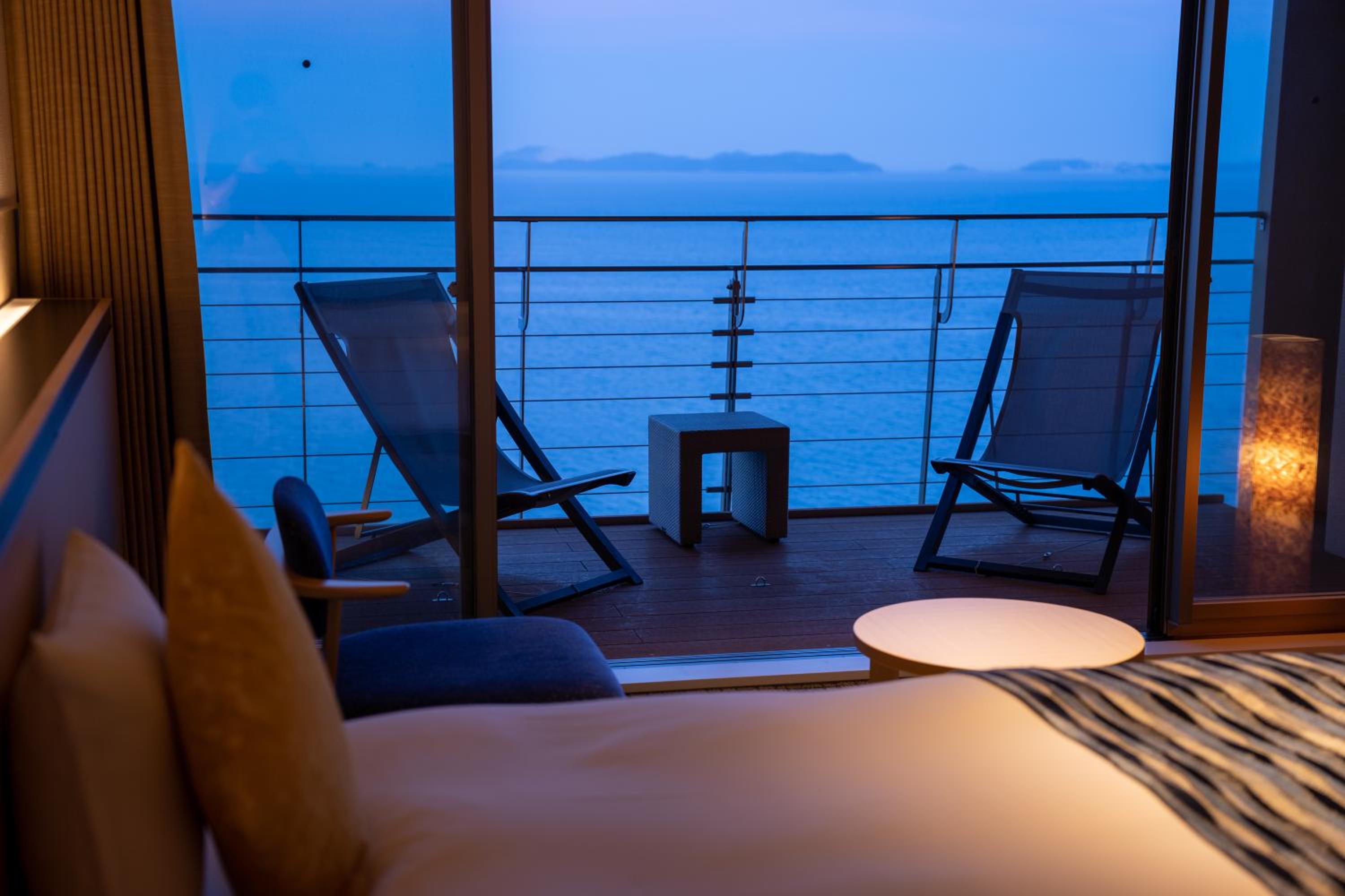 Superior Twin Room - Ocean View Top Floor with Shower Booth ＆ Deck - Photo 1