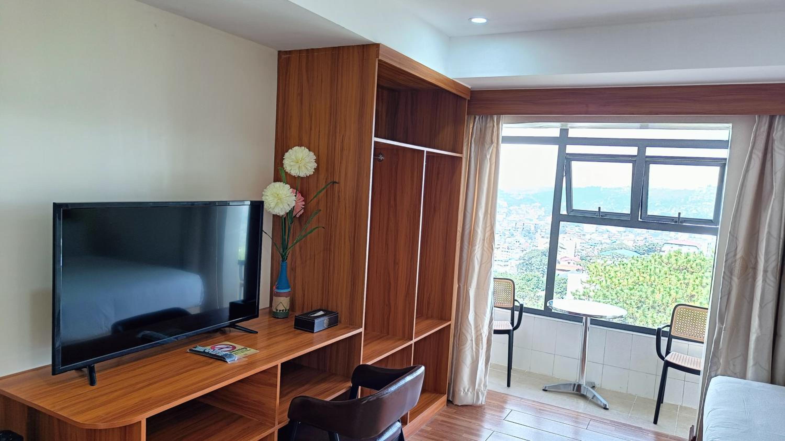 Superior Family Room - Photo 6