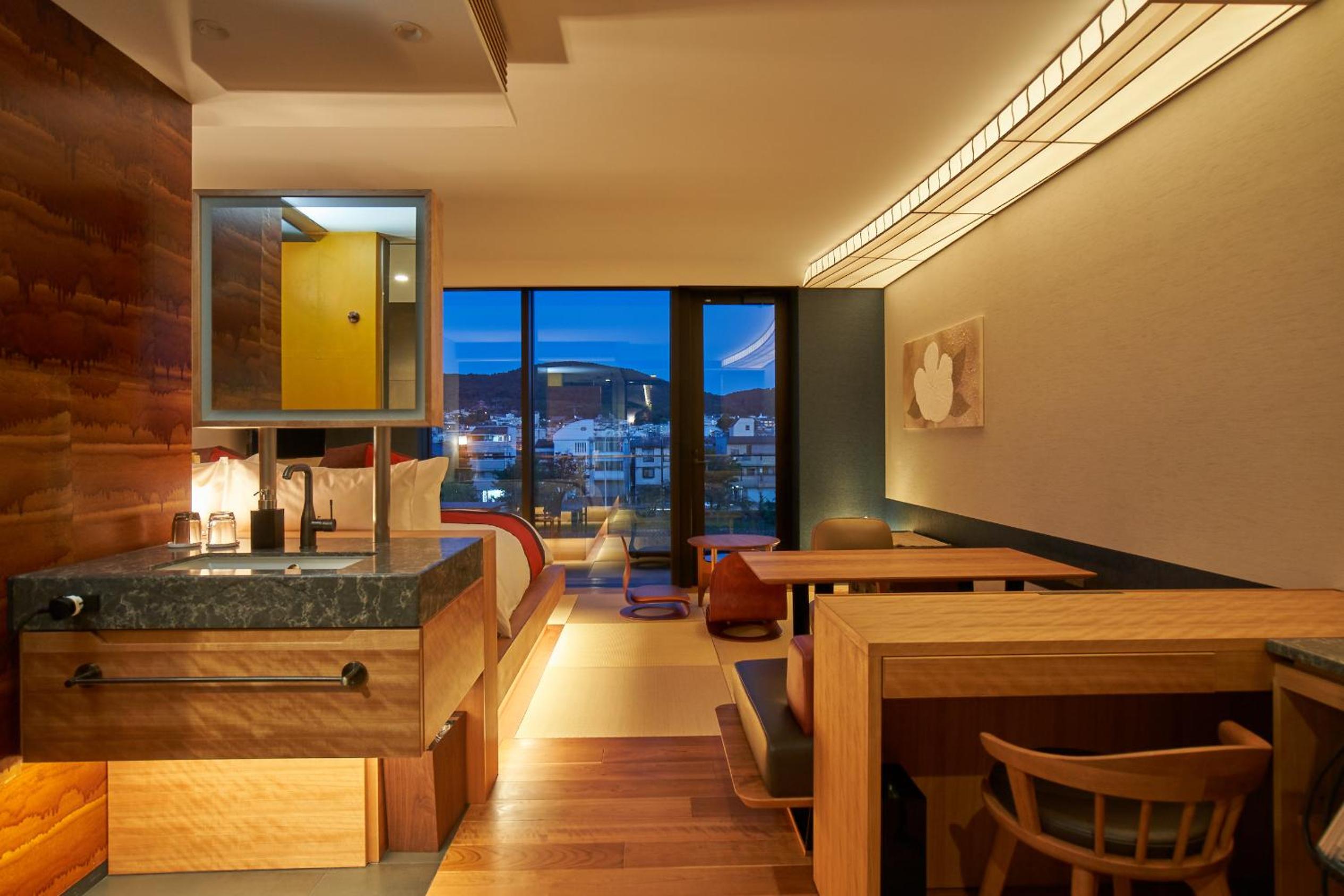 Deluxe Double Room with Balcony - Photo 5