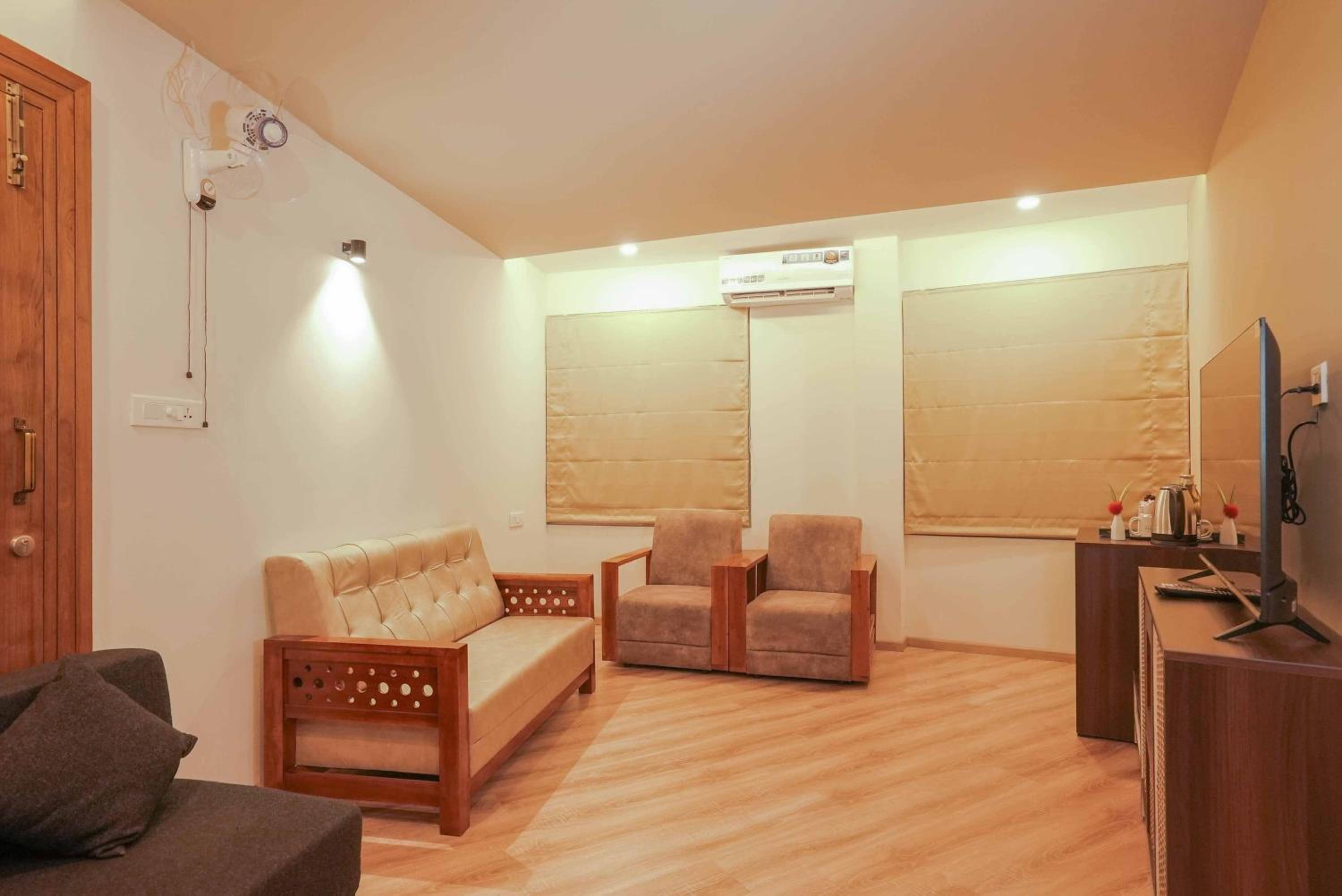 Executive Suite - Photo 5