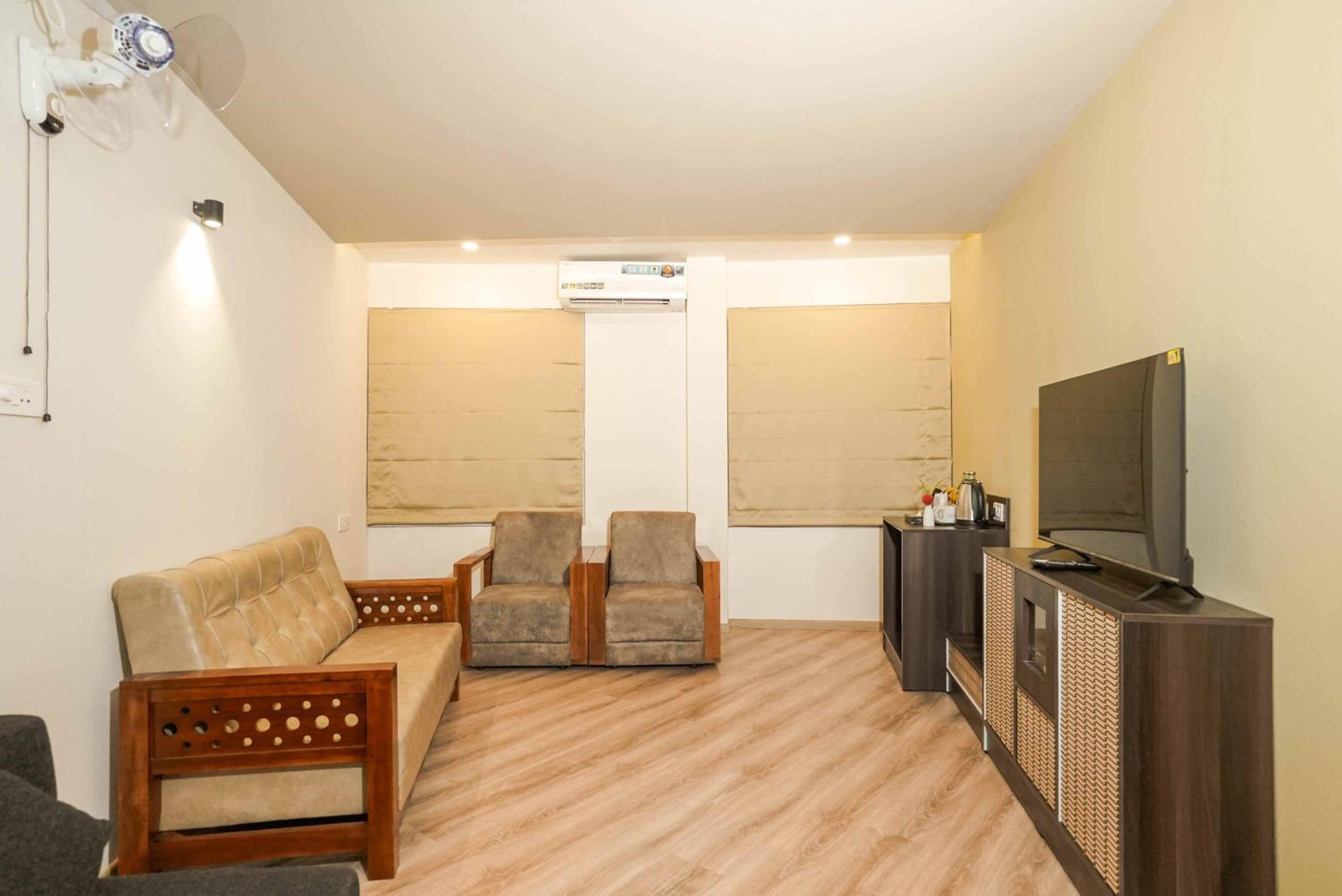 Executive Suite - Photo 4