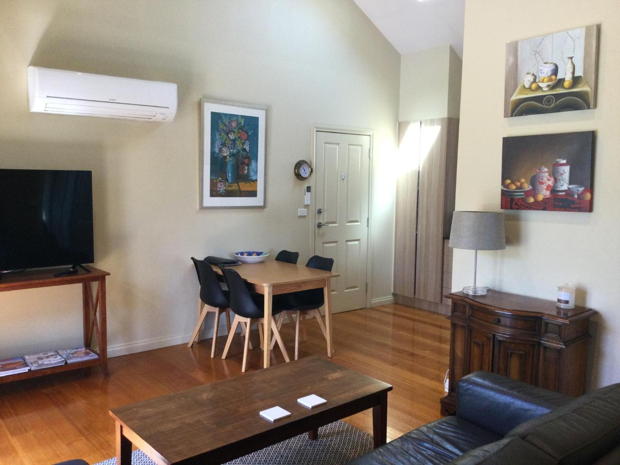 Deluxe Two-Bedroom Apartment photo 3