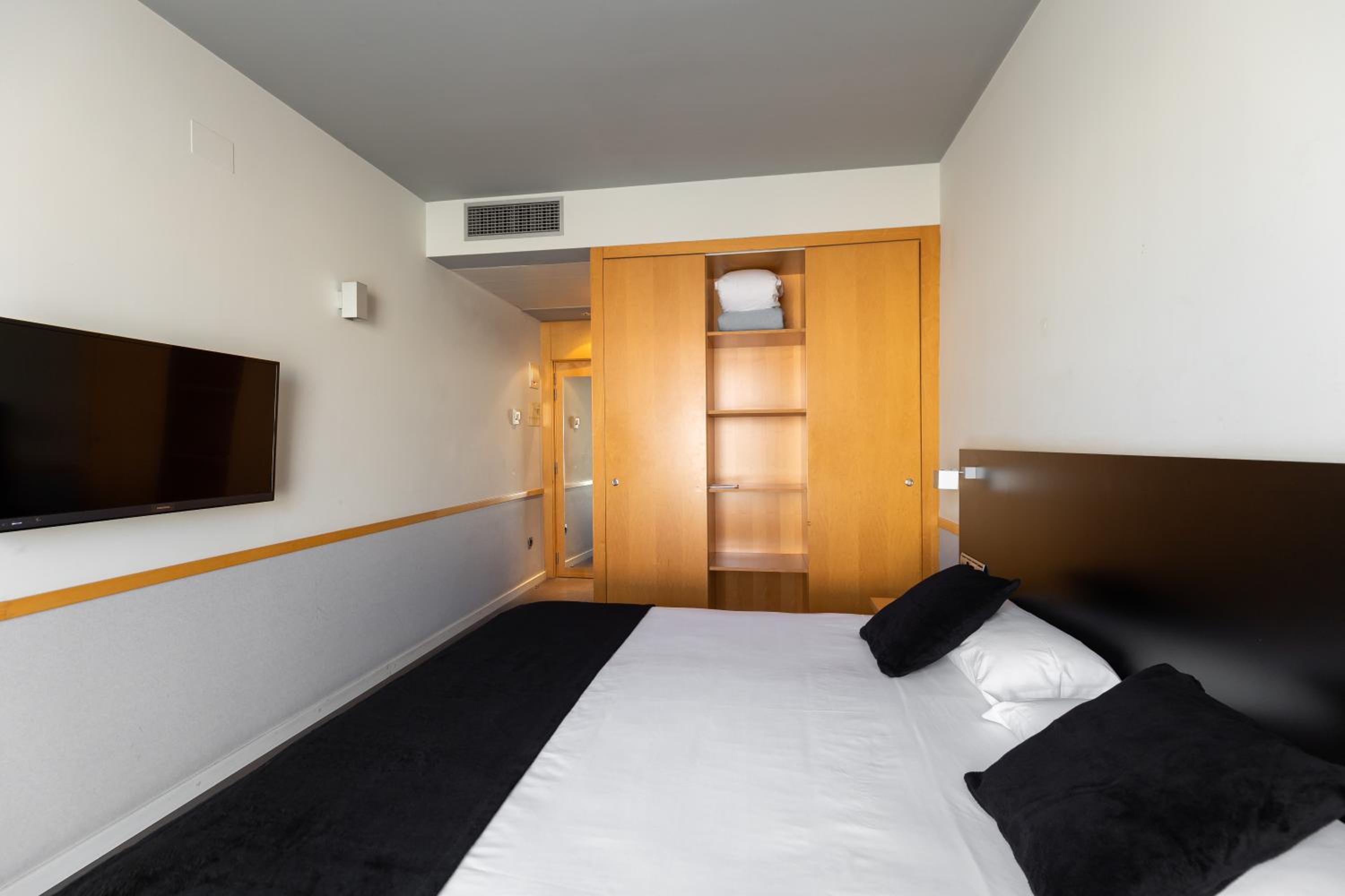 Double or Twin Room (1-2 Adults) photo 2