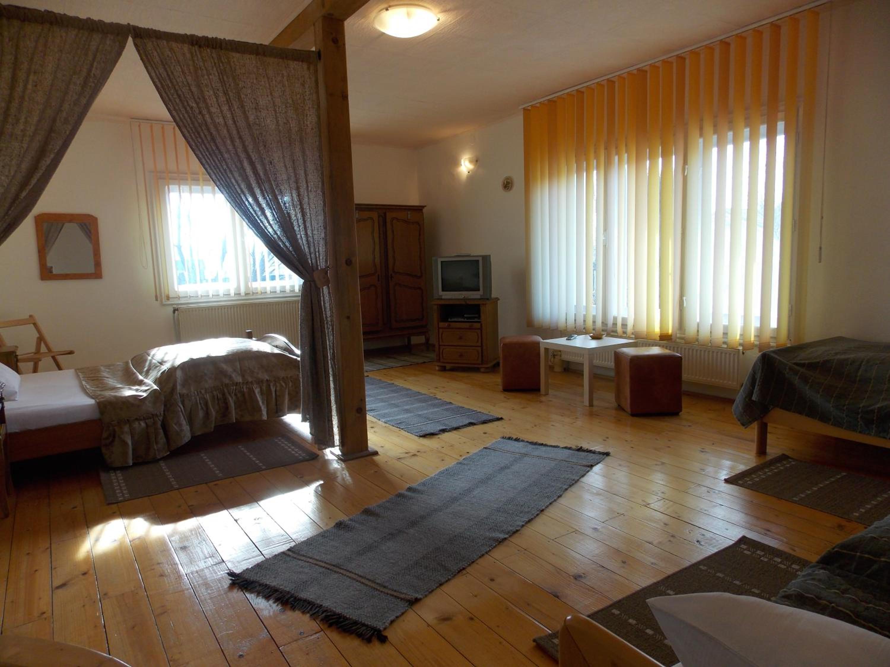 Quadruple Room with Private Bathroom - Photo 4
