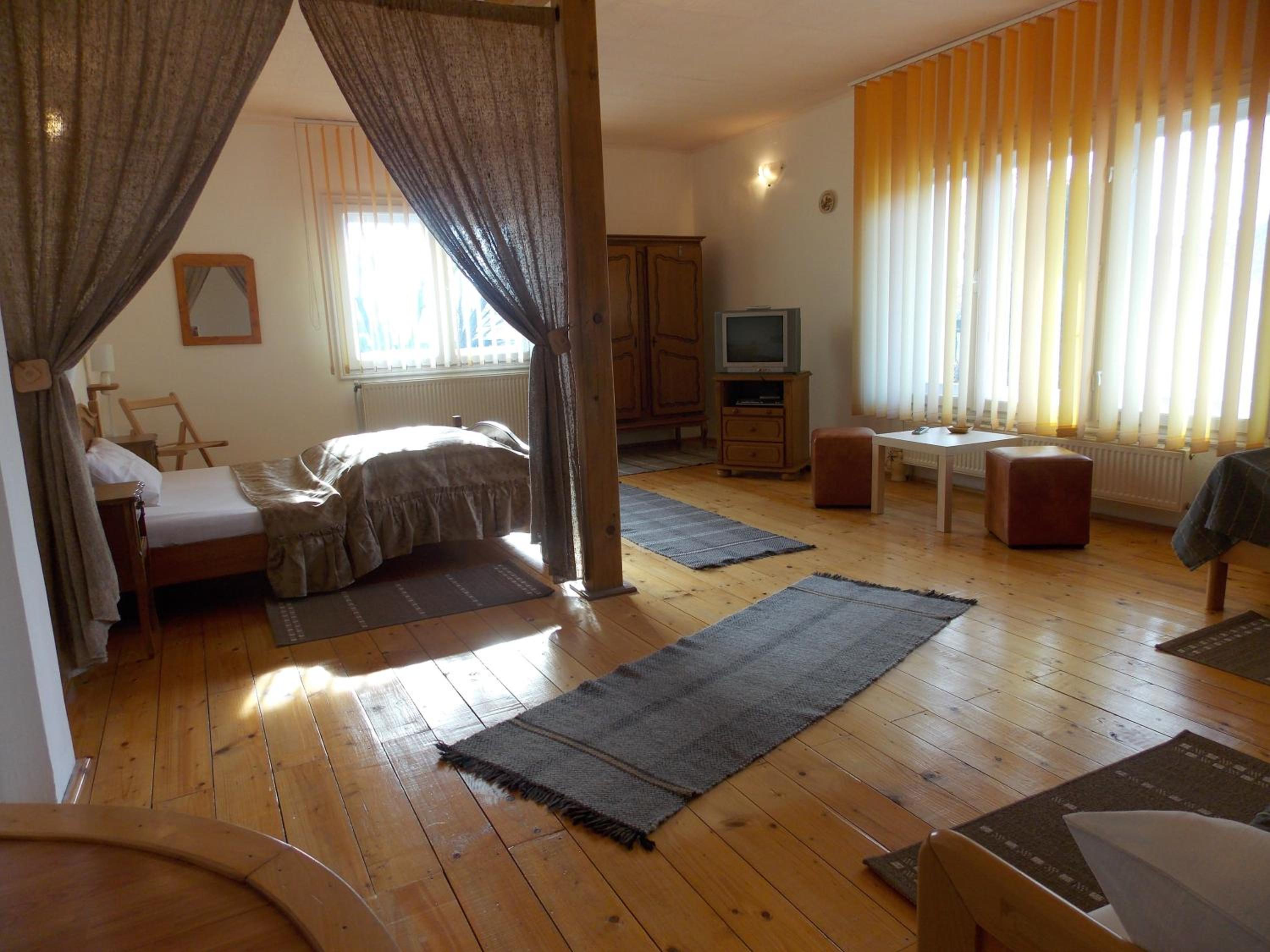 Quadruple Room with Private Bathroom - Photo 2
