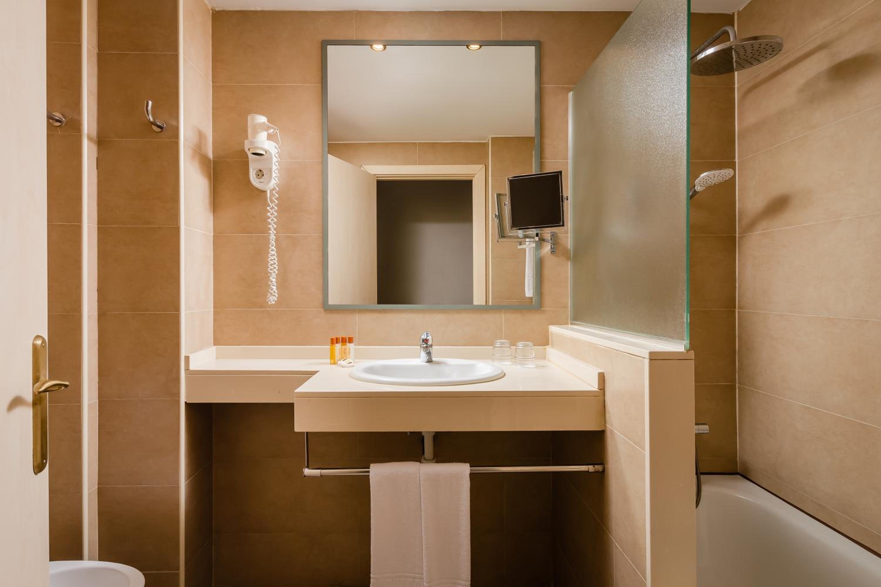 Superior Double or Twin Room photo 3