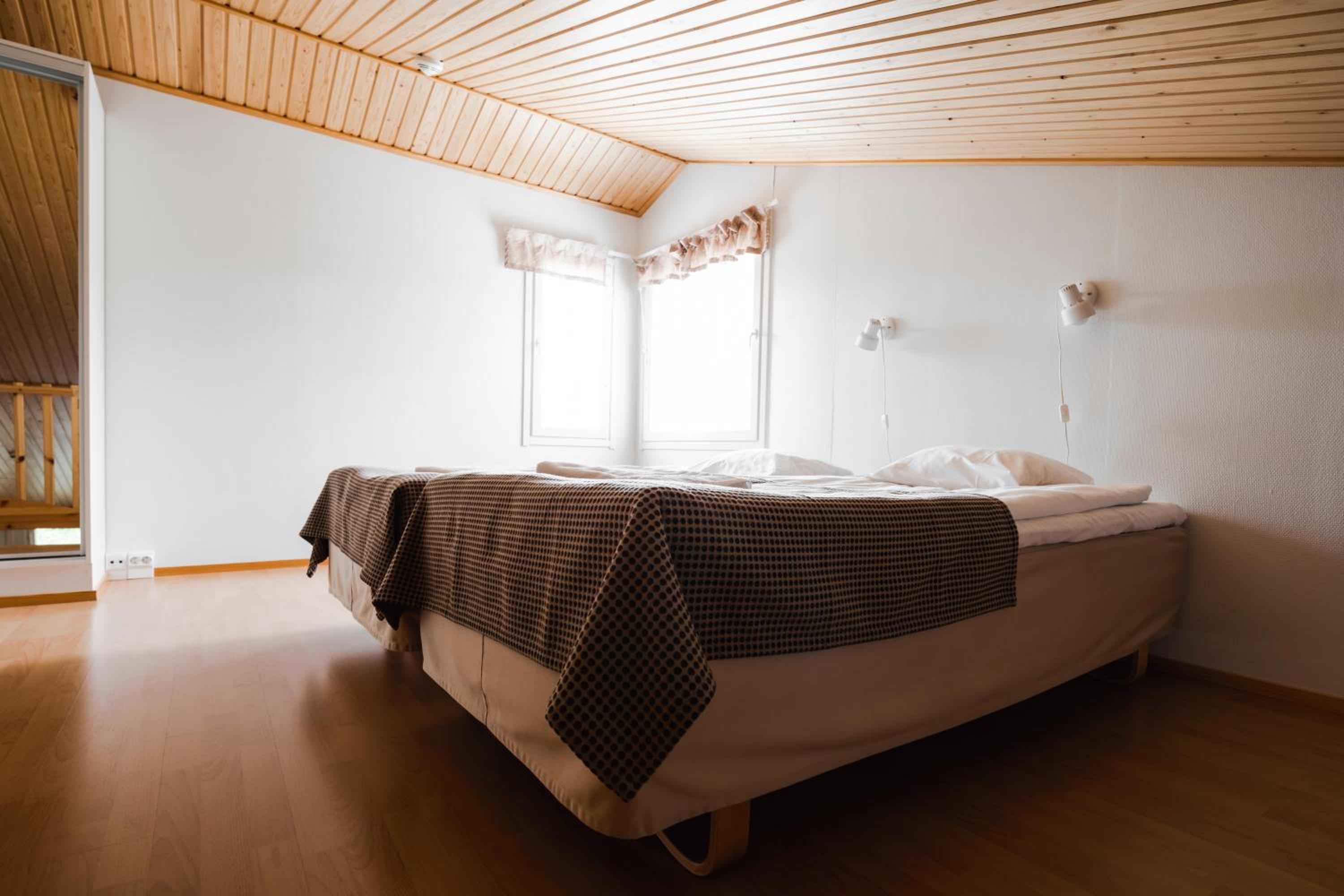 One-Bedroom Holiday Home with Sleeping Loft and Sauna - Photo 5