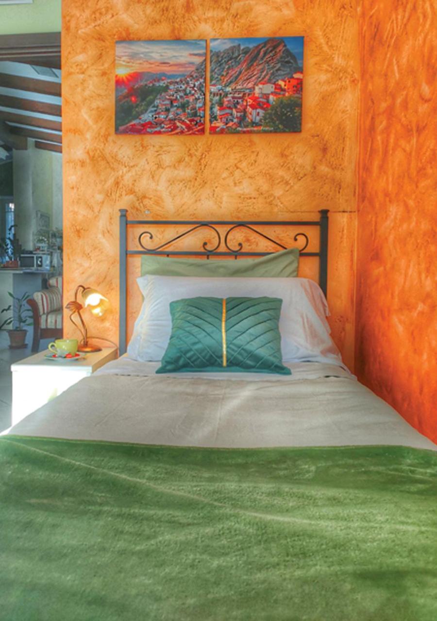 Single Room with Private Bathroom photo 1