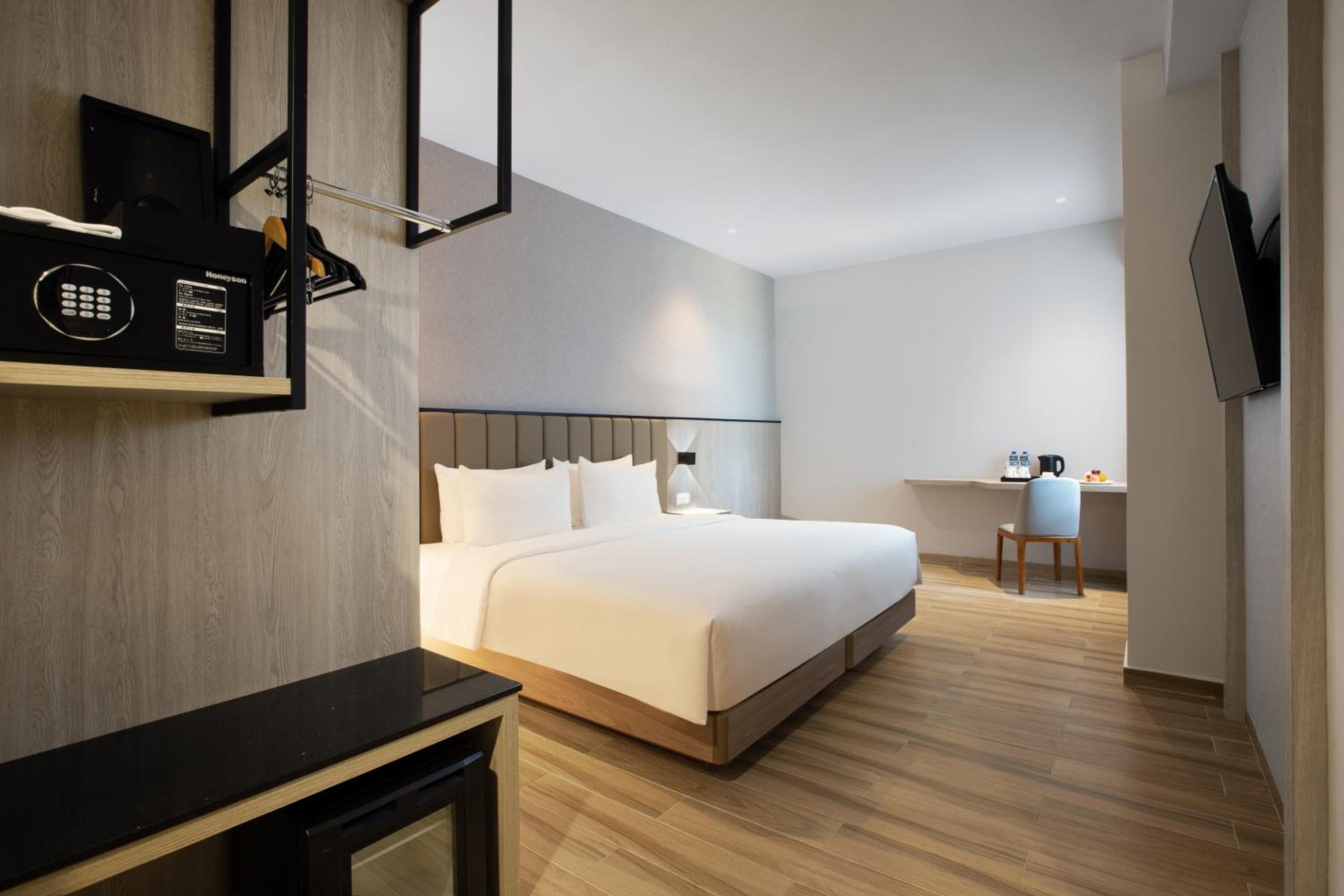 Deluxe King Room - Photo 1