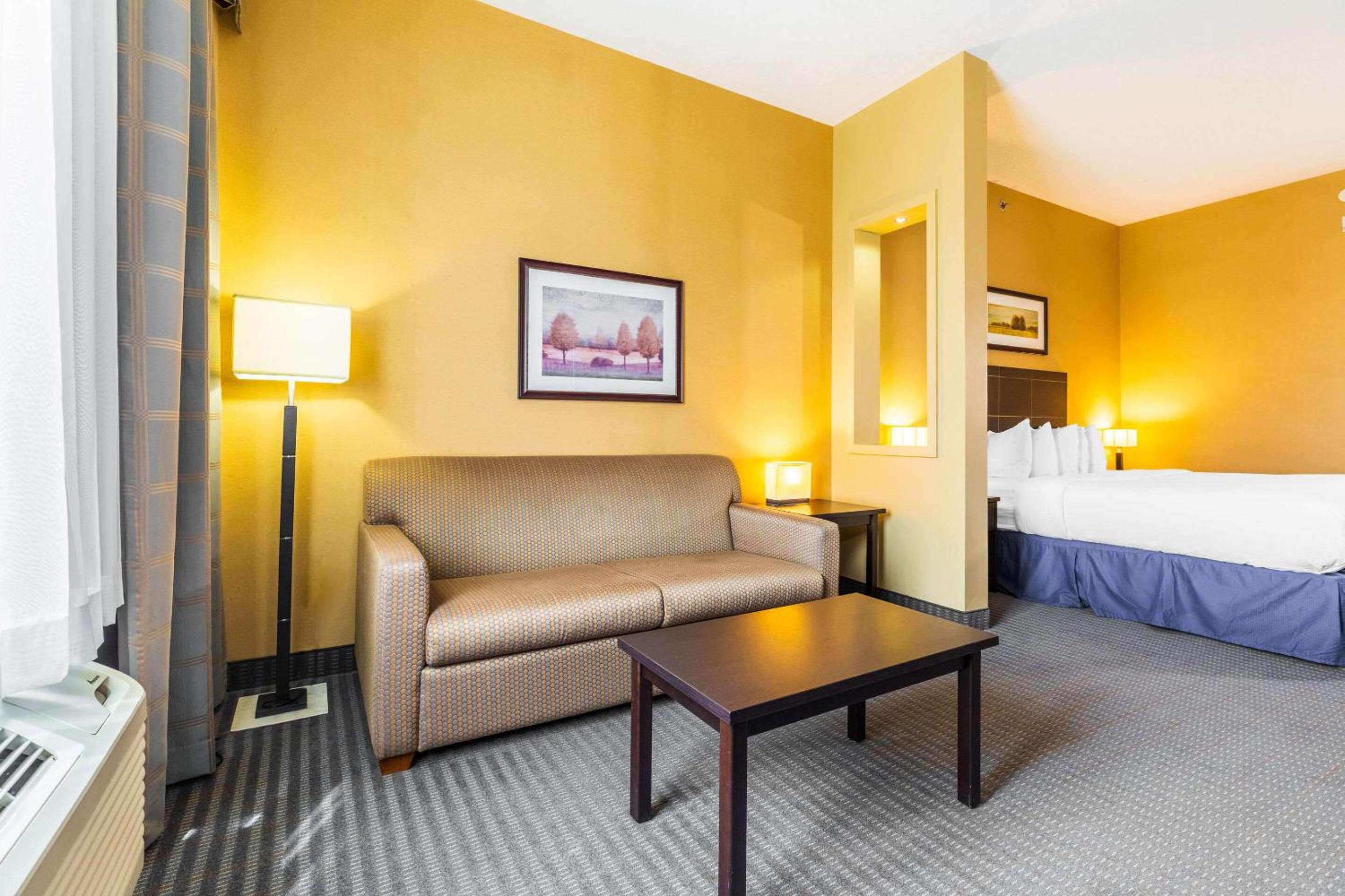 King Room with Sofa Bed - Non-Smoking - Photo 1
