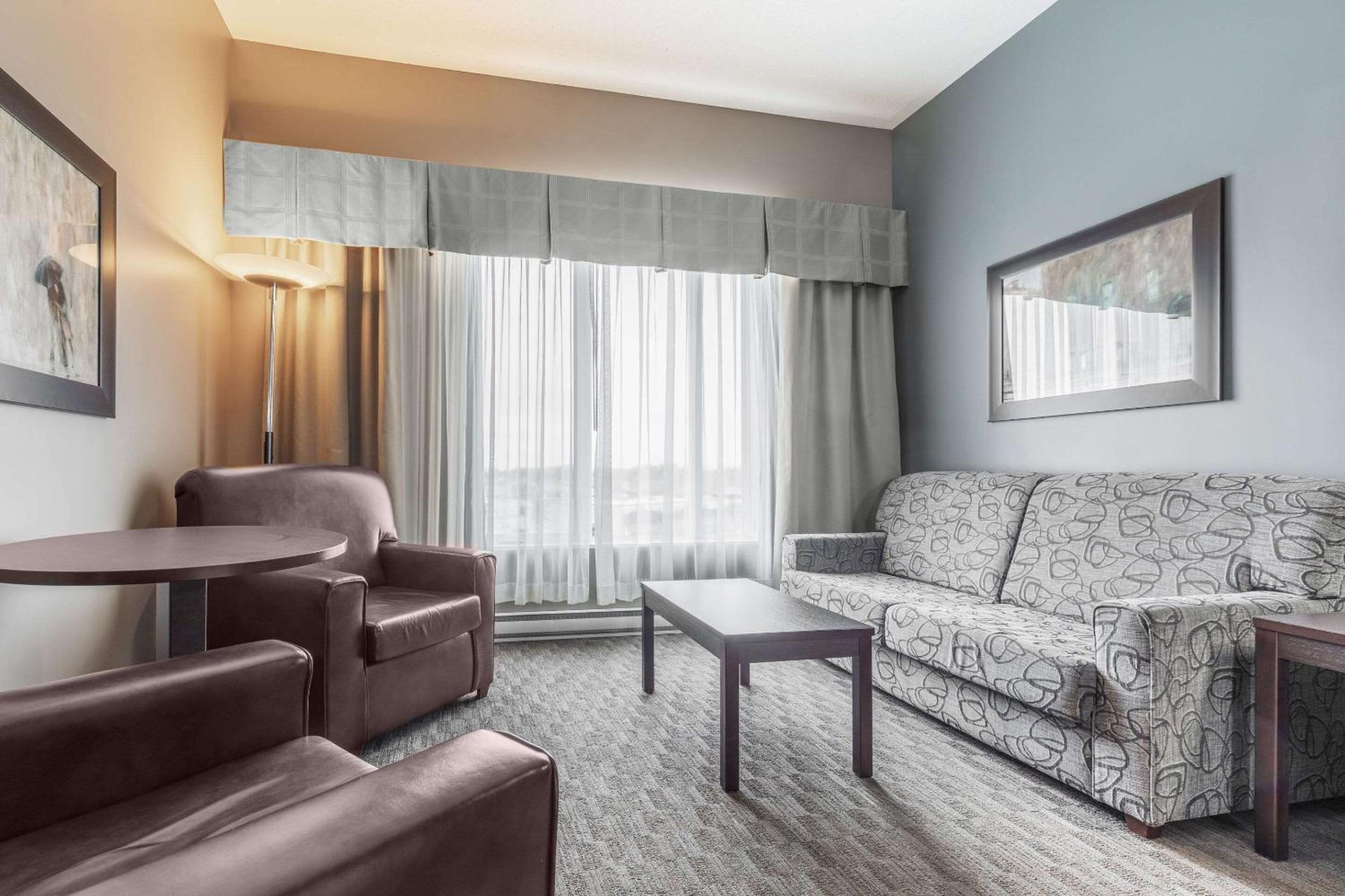King Room with Sofa Bed - Non-Smoking - Photo 2
