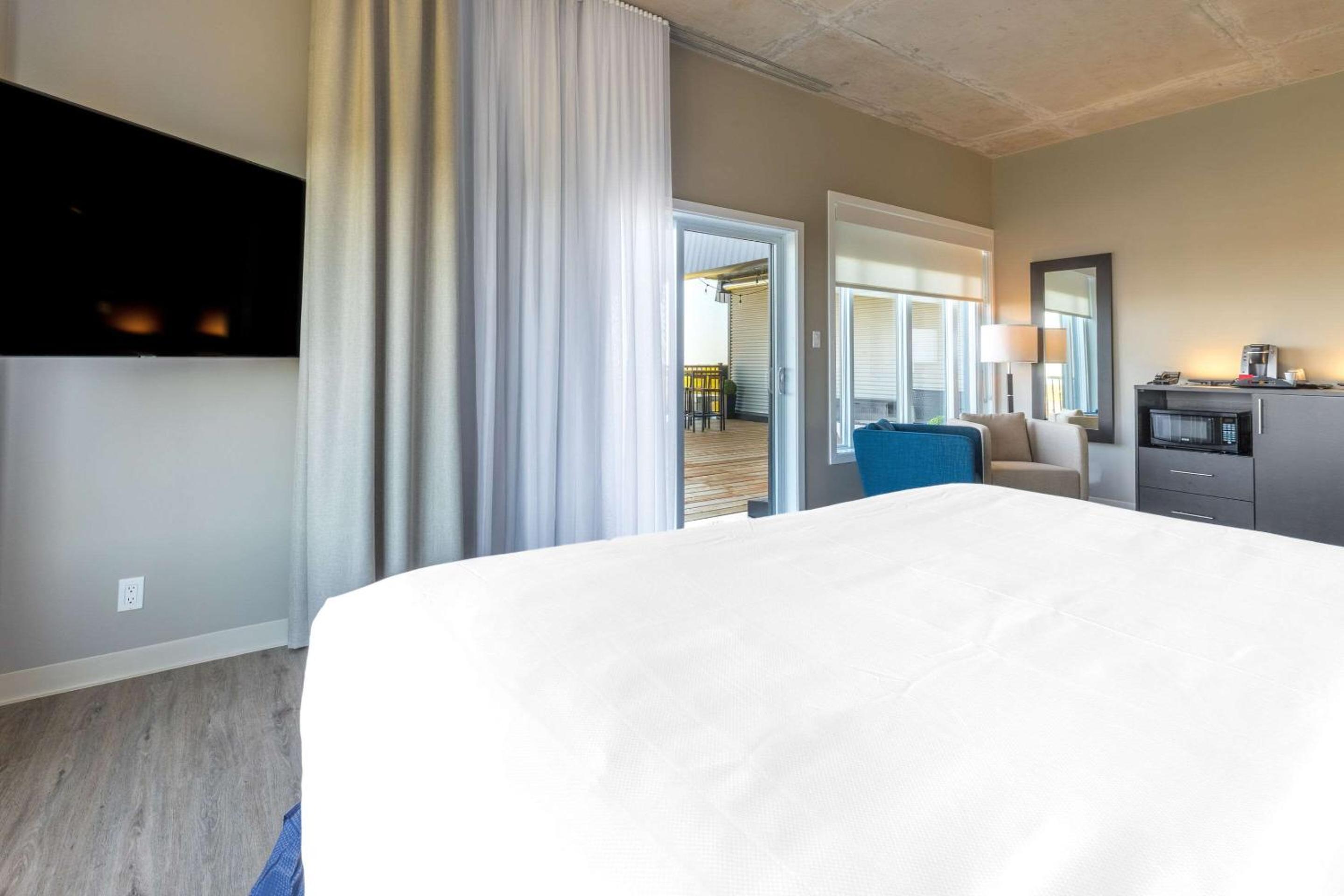 King Room with Sofa Bed - Non-Smoking - Photo 6