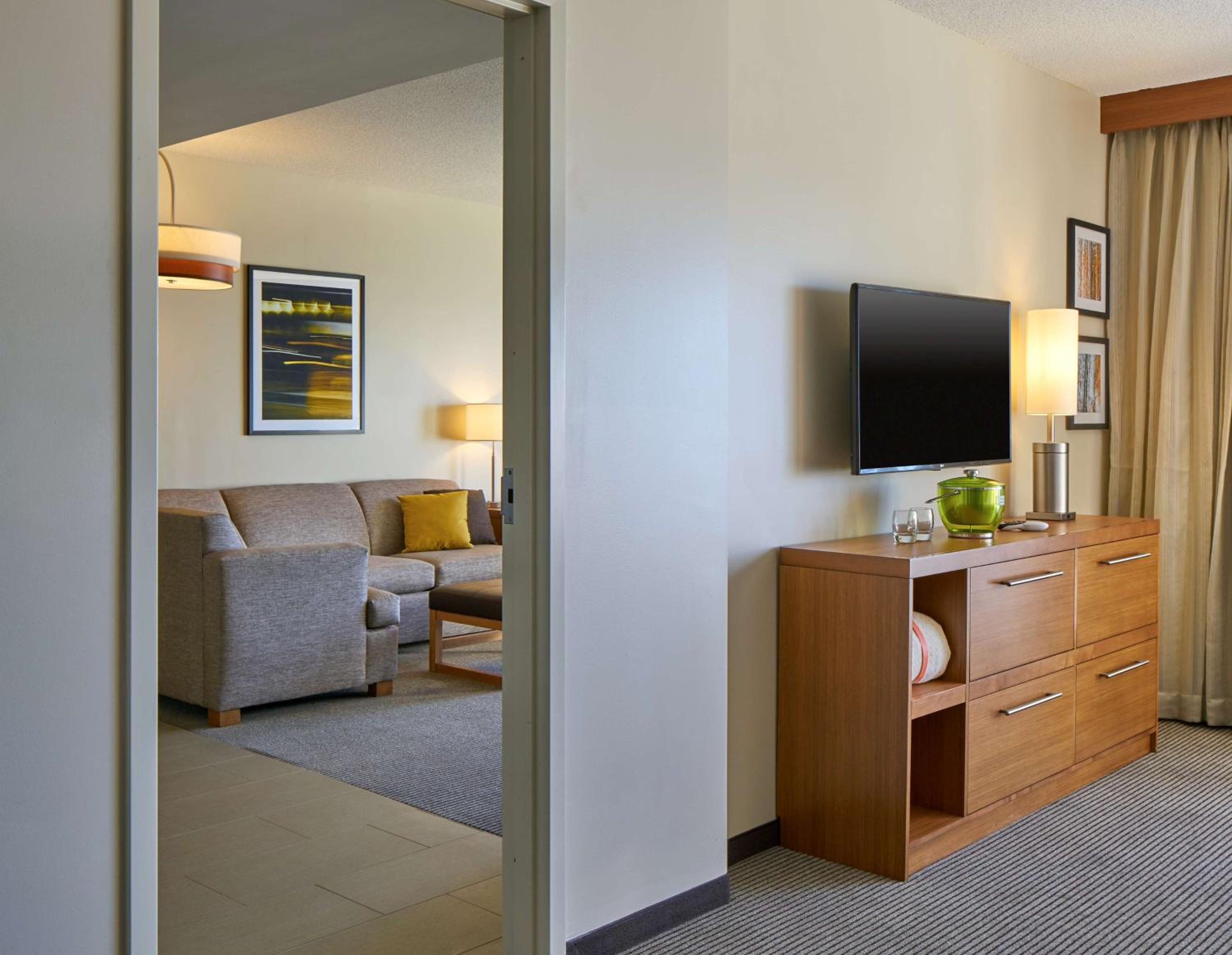 One-Bedroom King Suite - Partial Ocean view photo 2