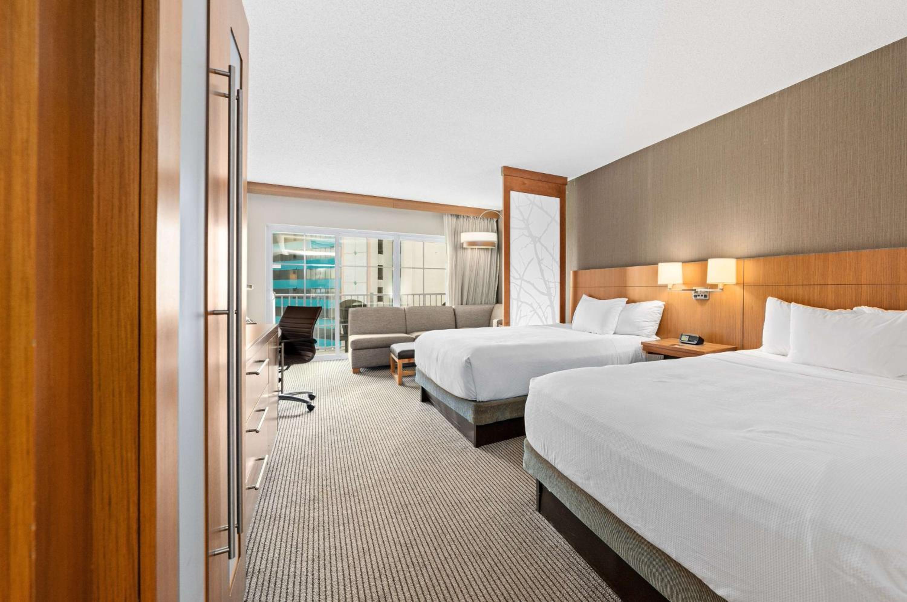 Queen Room with Two Queen Beds - City View photo 3
