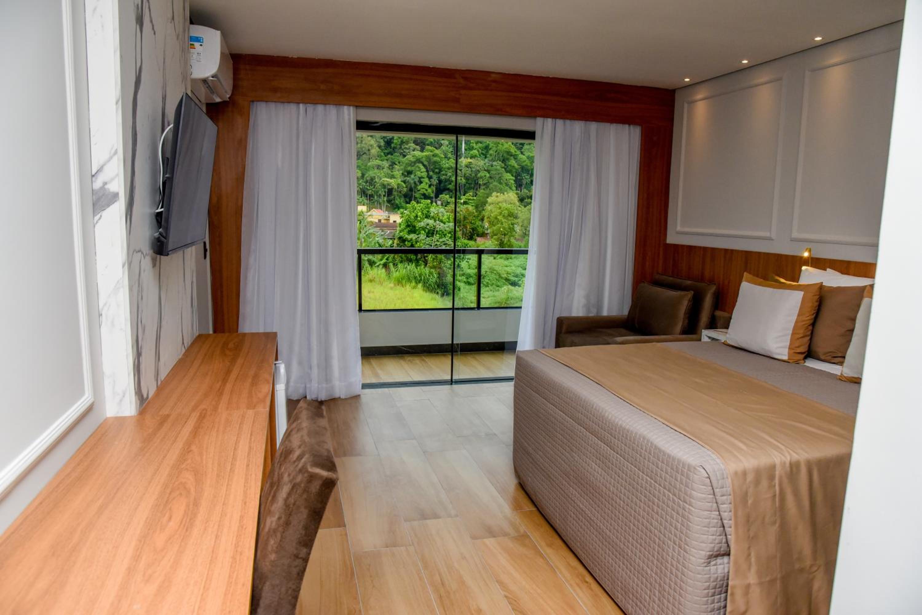 Queen Suite with Spa Bath