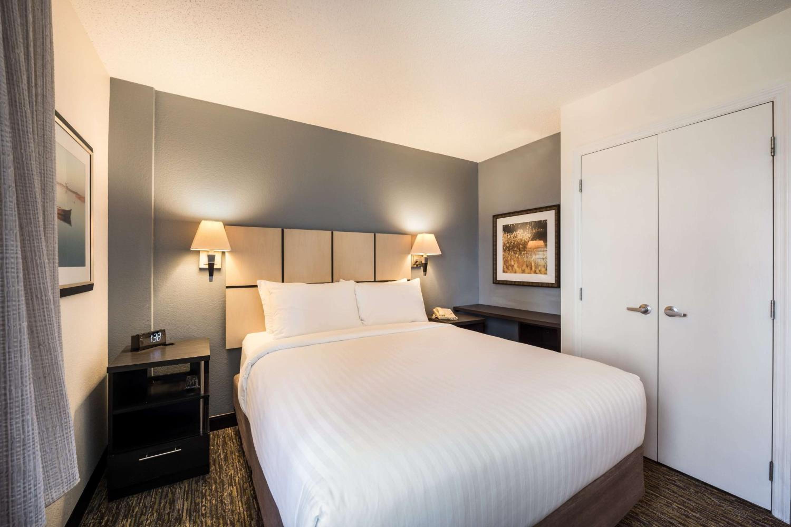 One-Bedroom Queen Suite - Photo 7