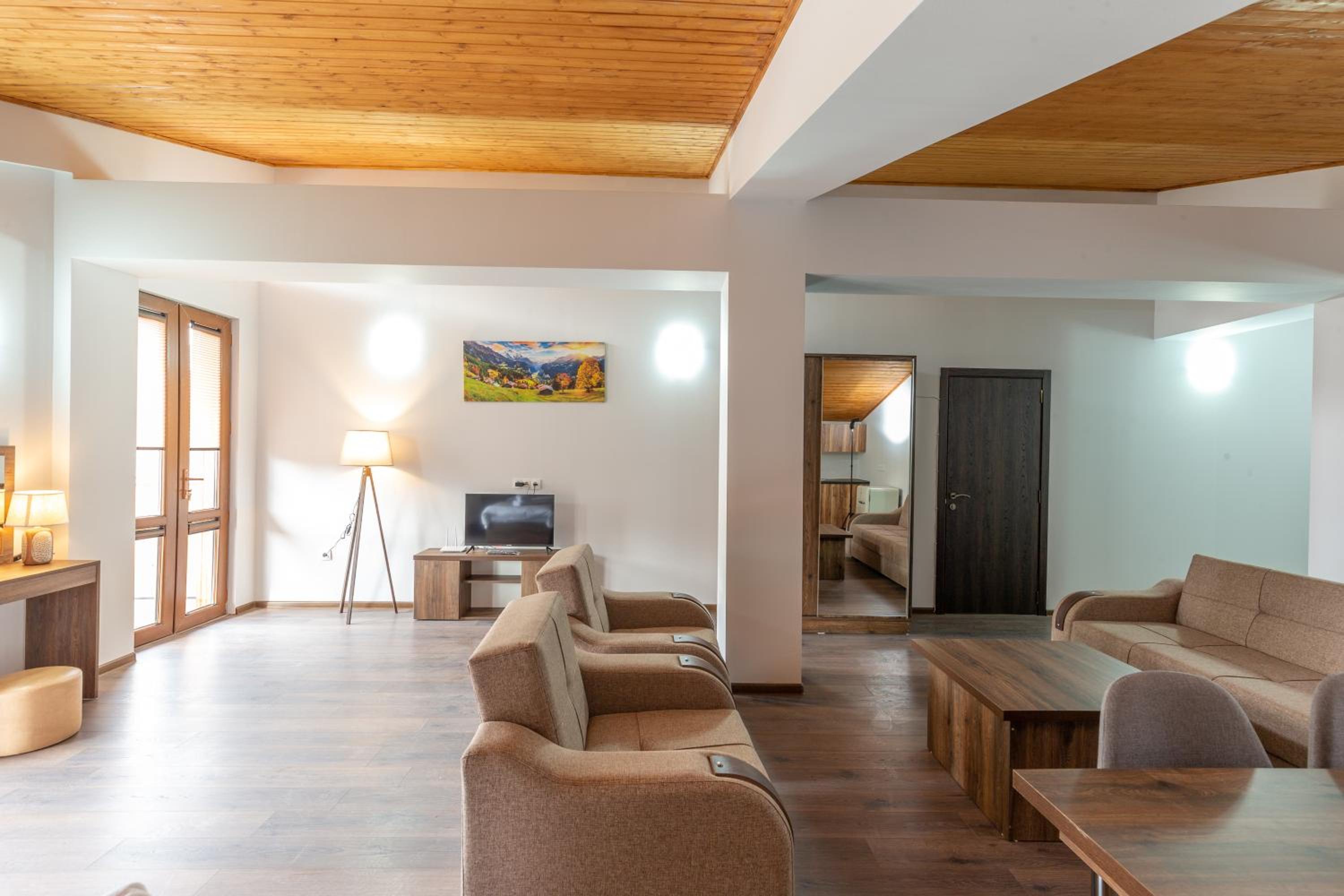Apartment with Mountain View - Photo 4