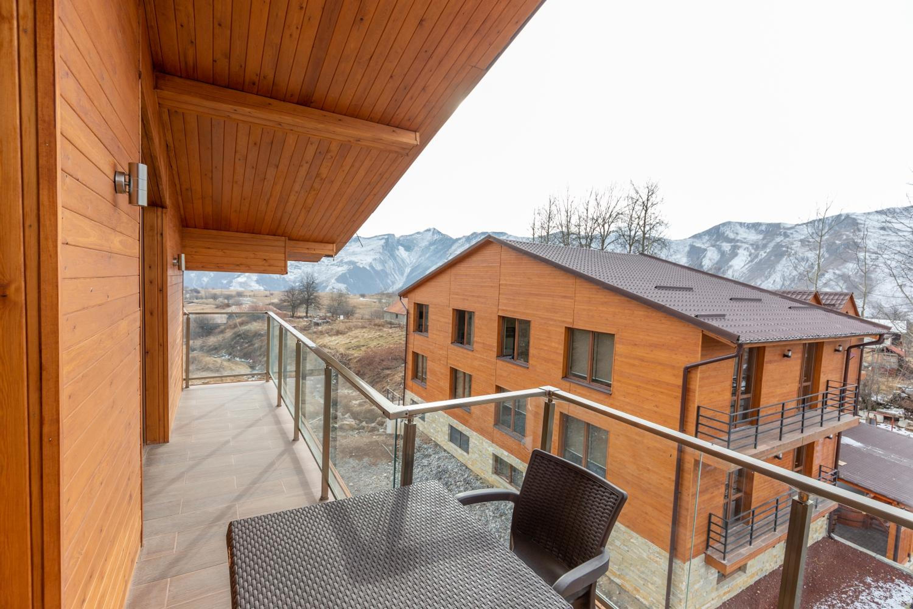 Apartment with Mountain View - Photo 3