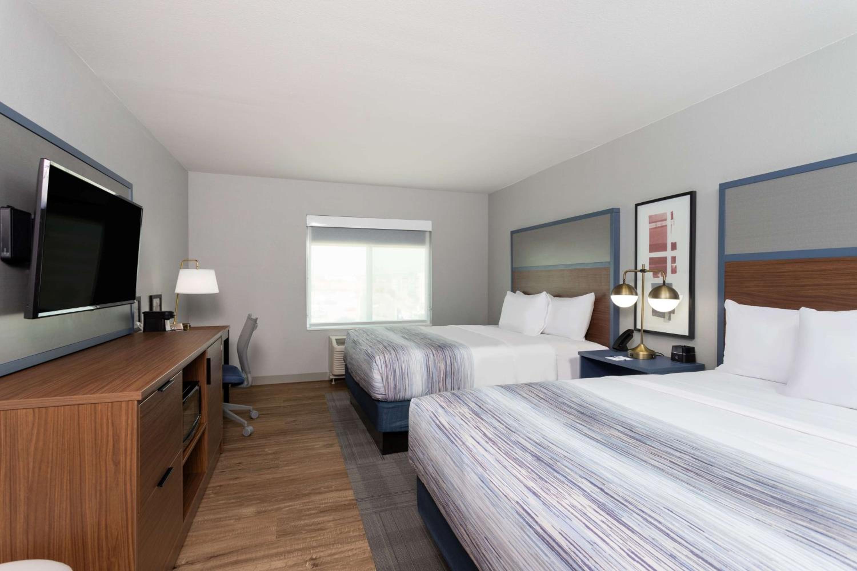 2 Queen Beds, Mobility/Hearing Accessible Business Room, Bathtub w/Grab Bars, NS - Photo 1