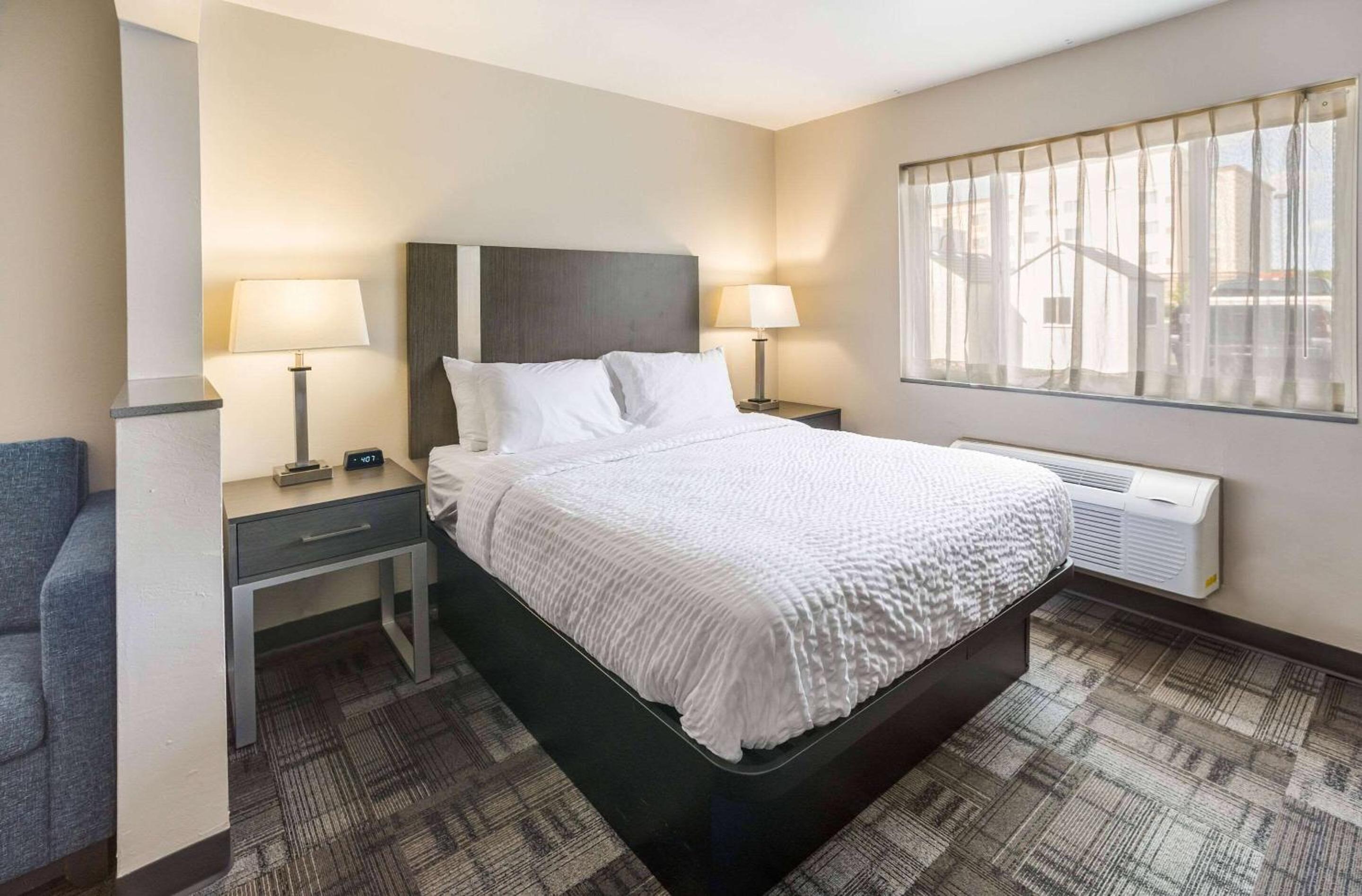 Queen Accessible Room with Roll-In Shower, Non-Smoking photo 2