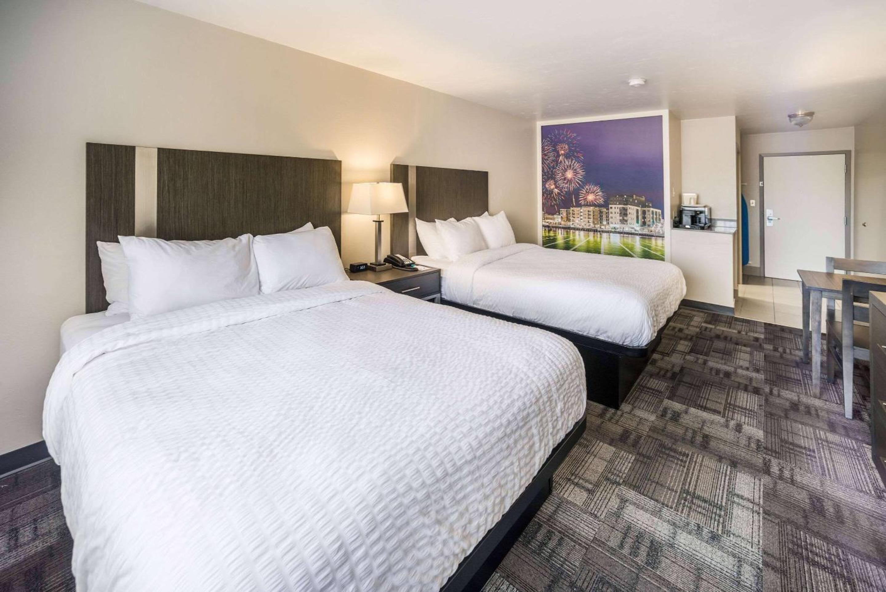 Queen Room with Two Queen Beds - Non-Smoking photo 2