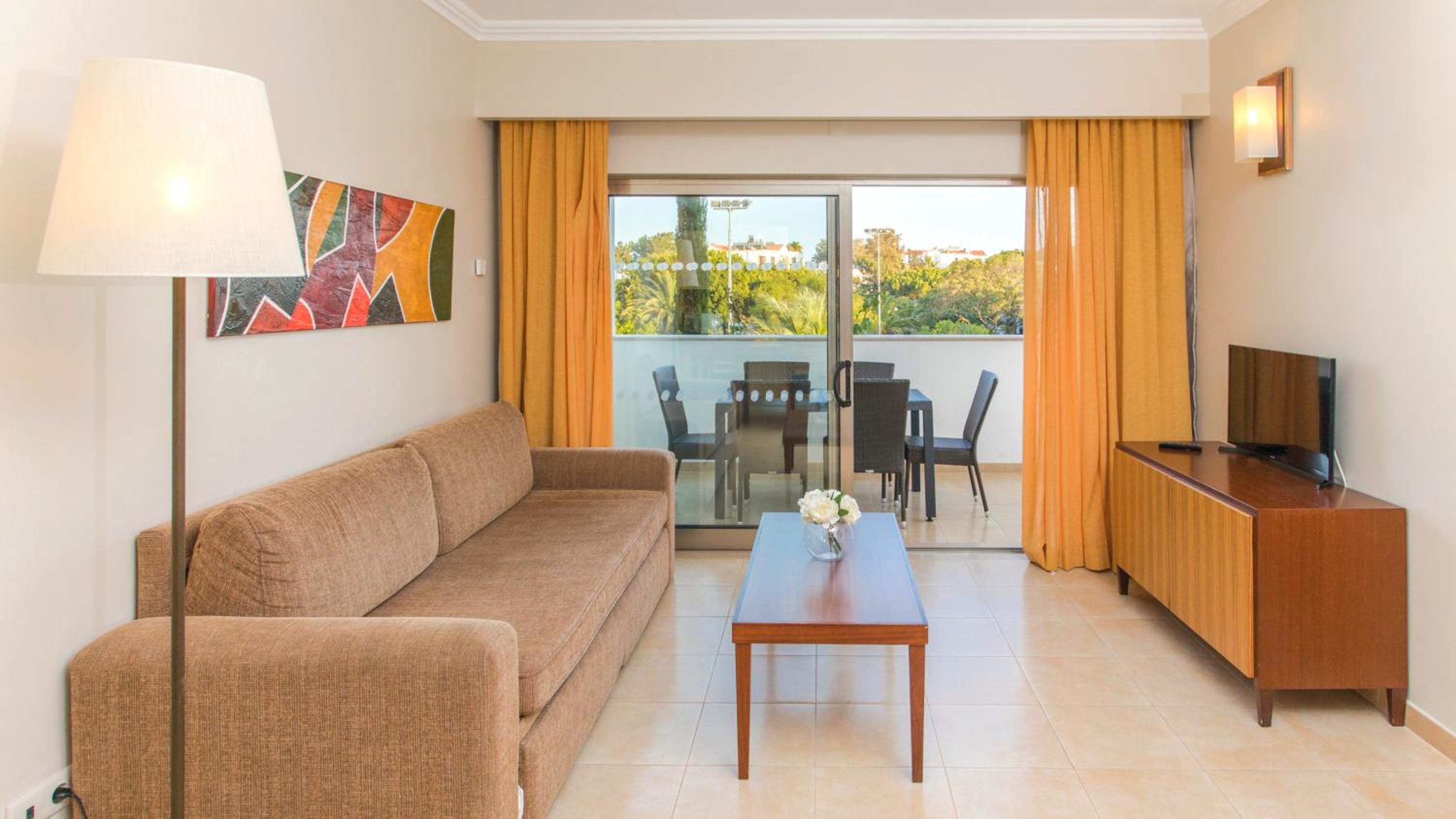 Standard One-Bedroom Apartment with Garden View - Photo 2