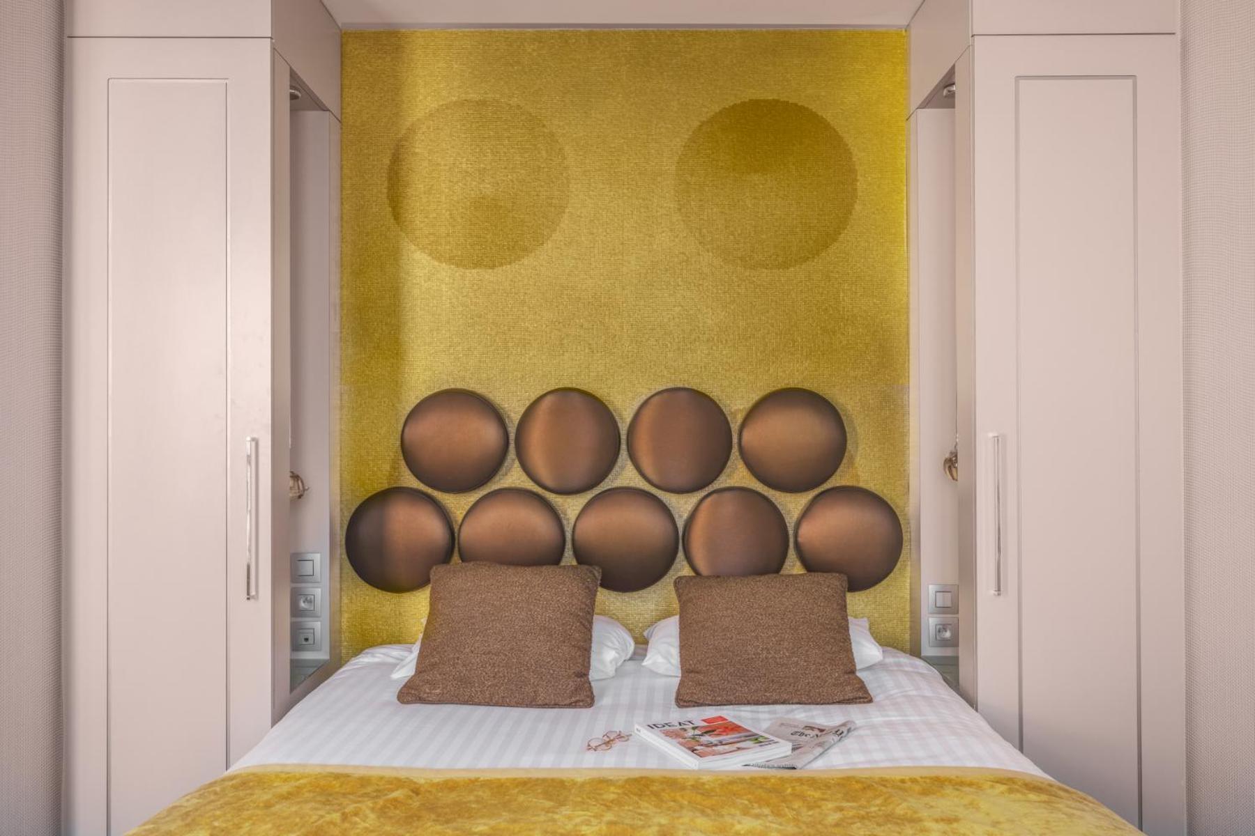 Deluxe Double Room thumbnail 6
