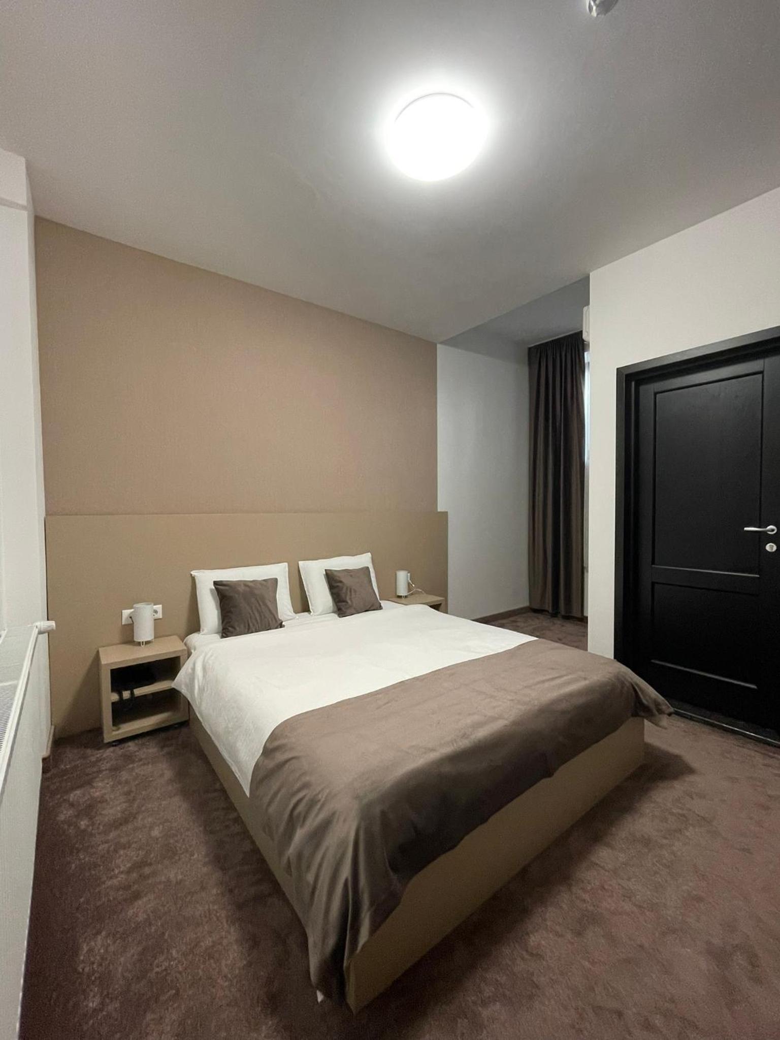 Deluxe Double Room - Photo 9