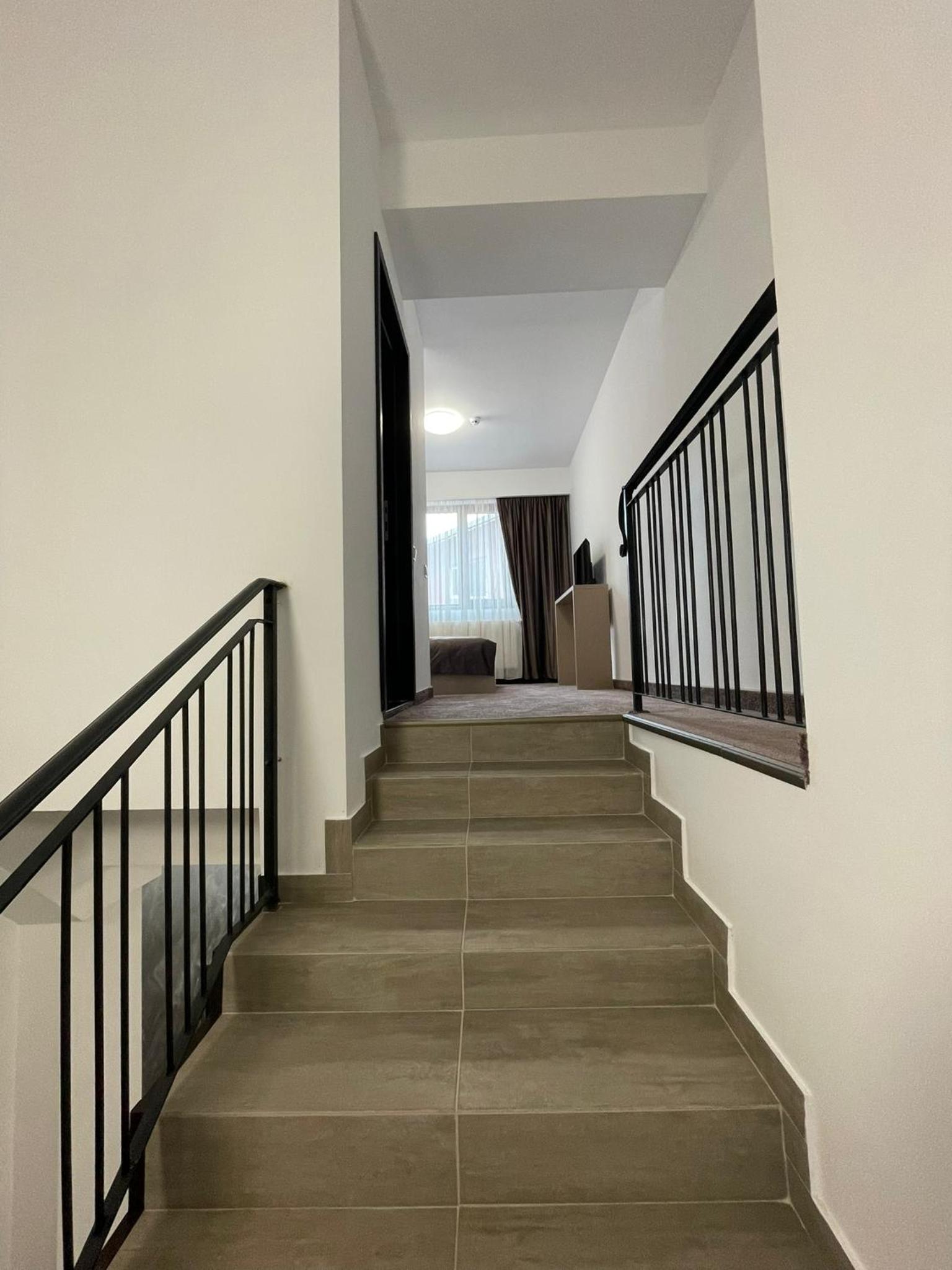 Apartment - Split Level - Photo 4