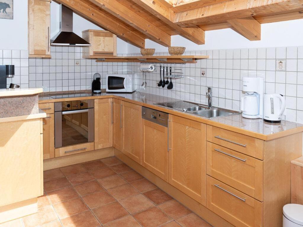Three-Bedroom Apartment with Shower photo 2