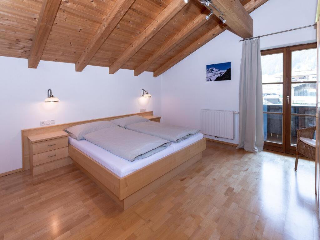 Three-Bedroom Apartment with Shower photo 1