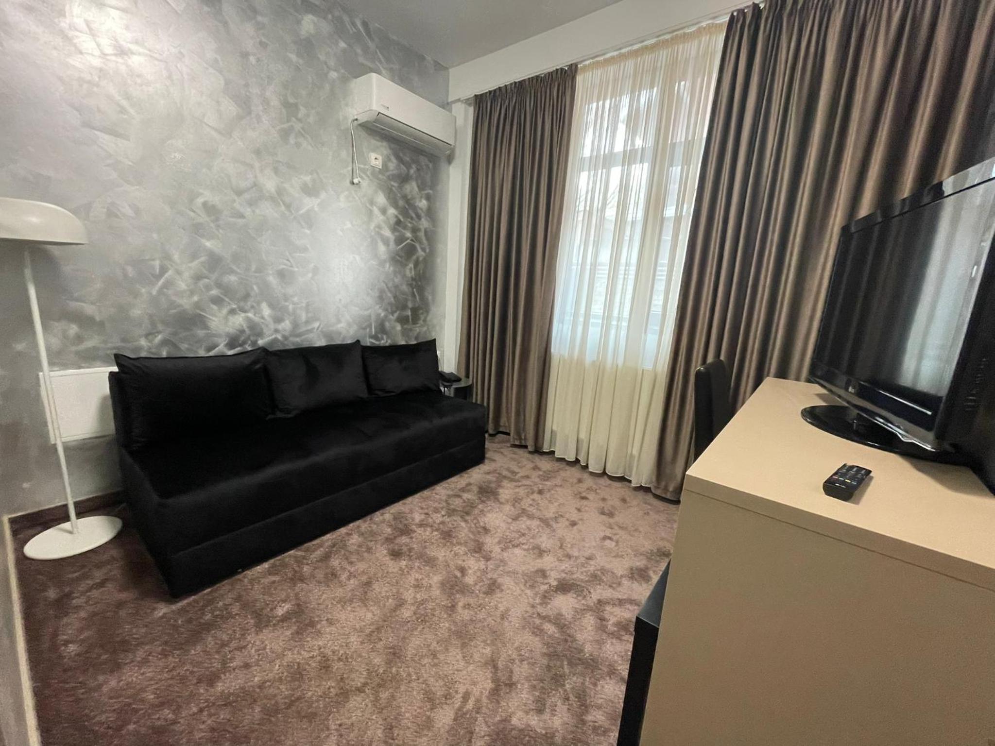 Apartment - Split Level - Photo 2