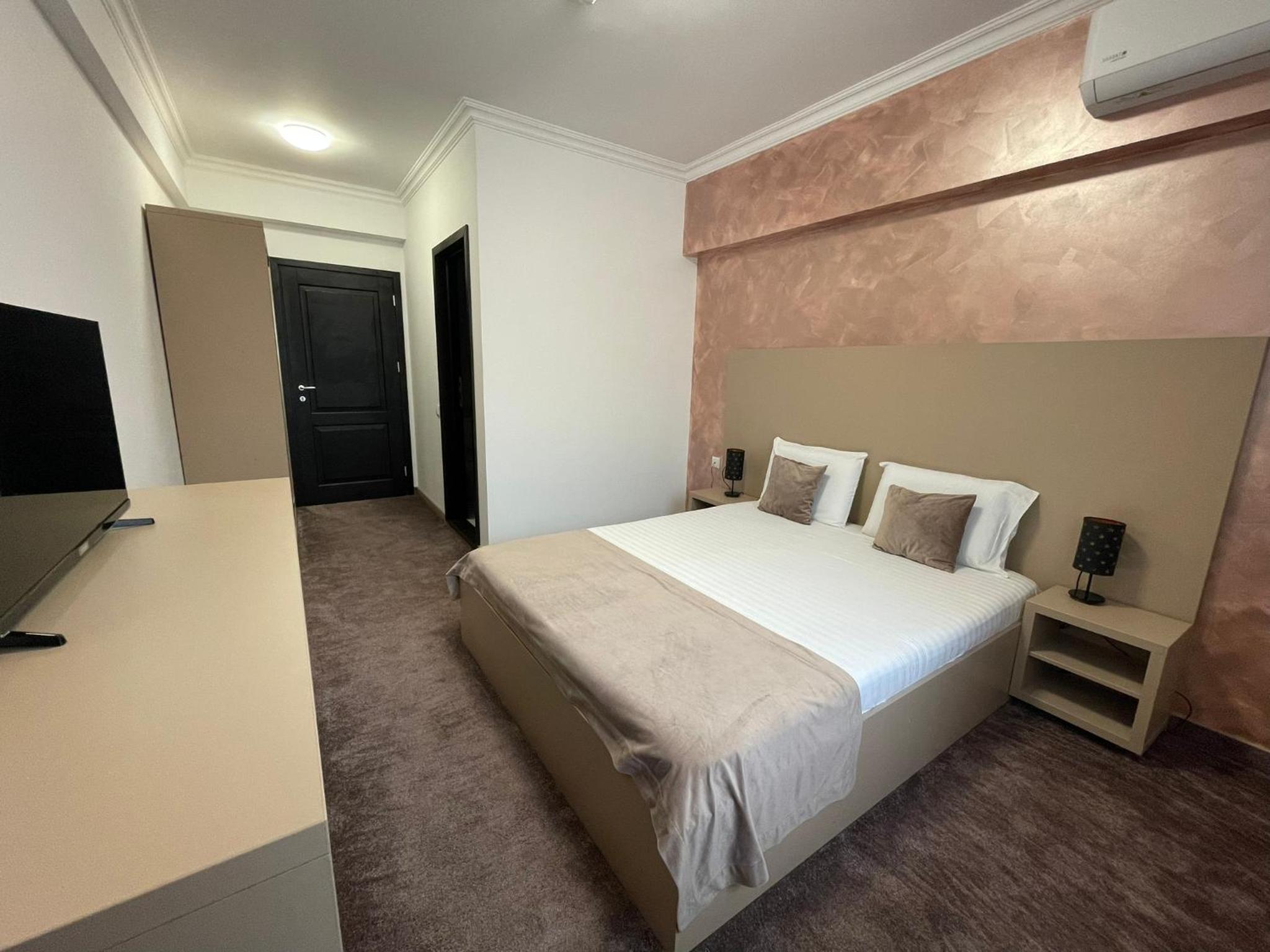 Deluxe Double Room - Photo 8