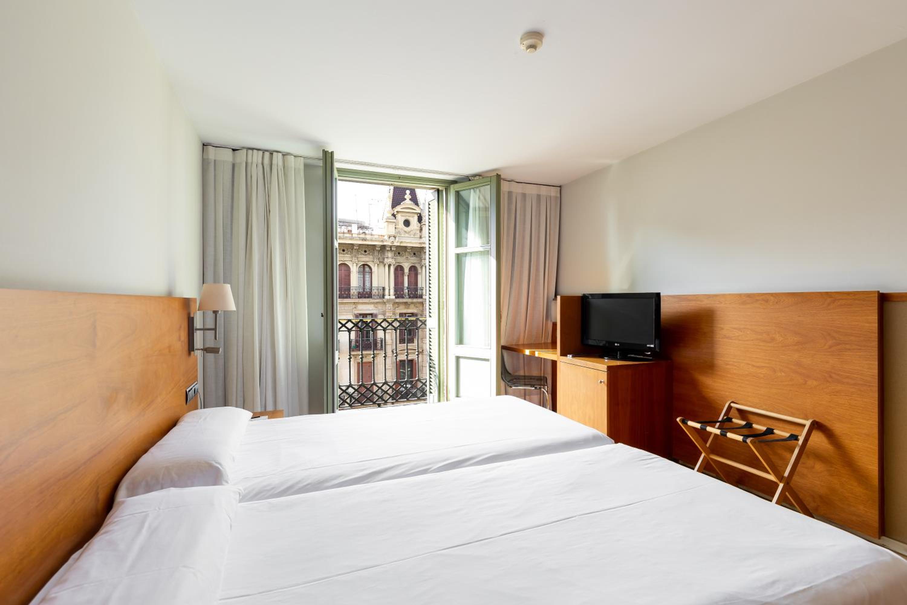 Twin Room with Rambla view photo 3