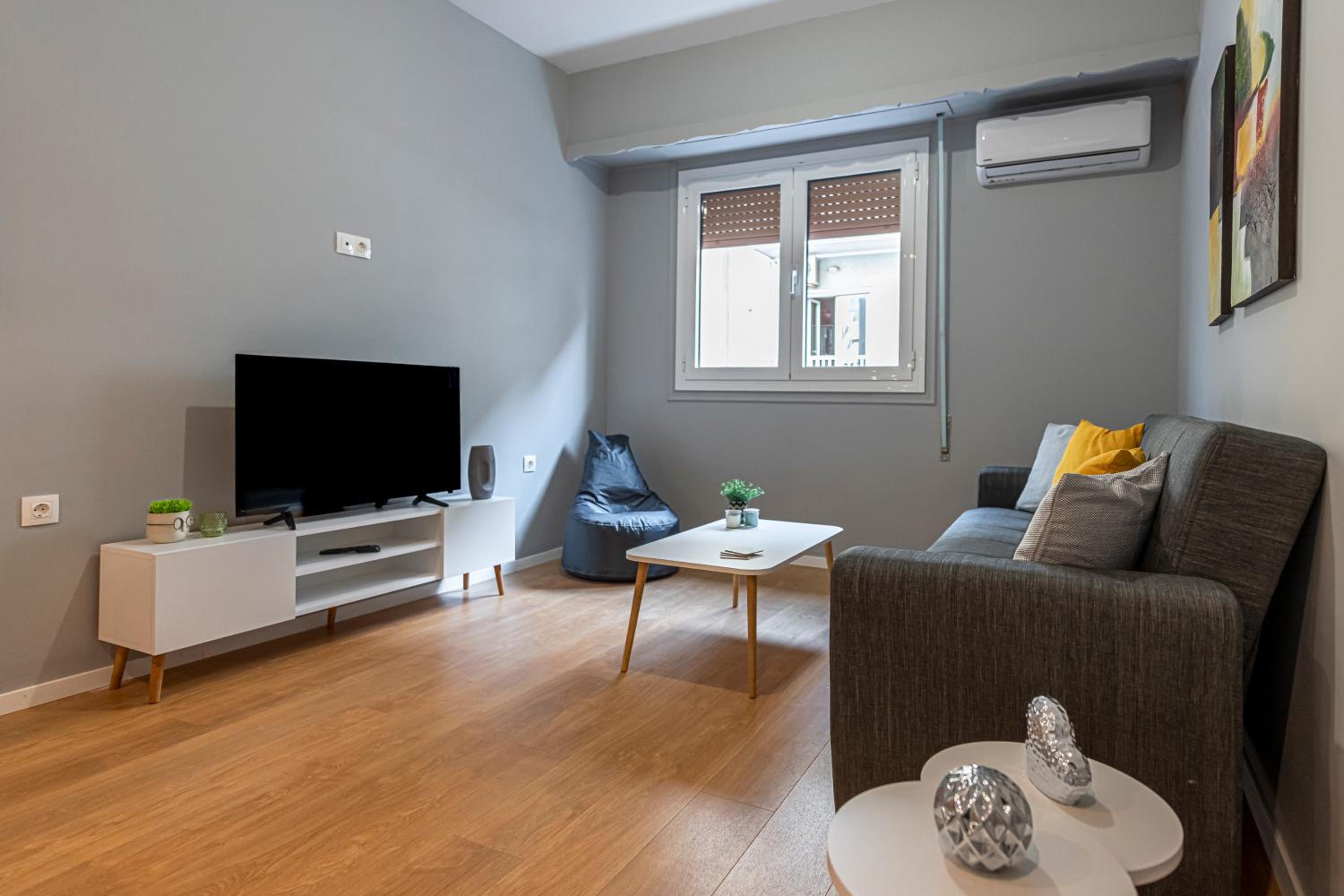 One-Bedroom Apartment photo 1