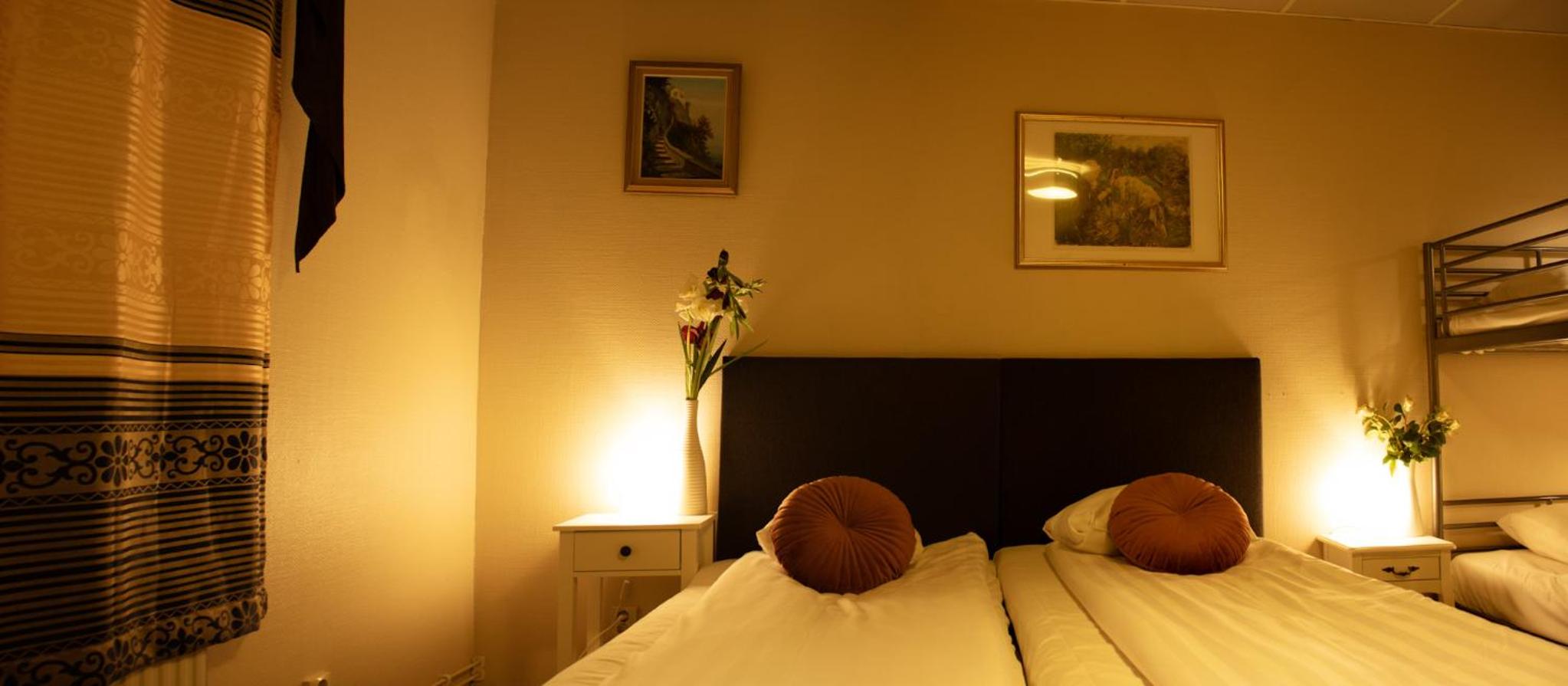 Family Room (2 Adults + 2 Children) - Photo 2