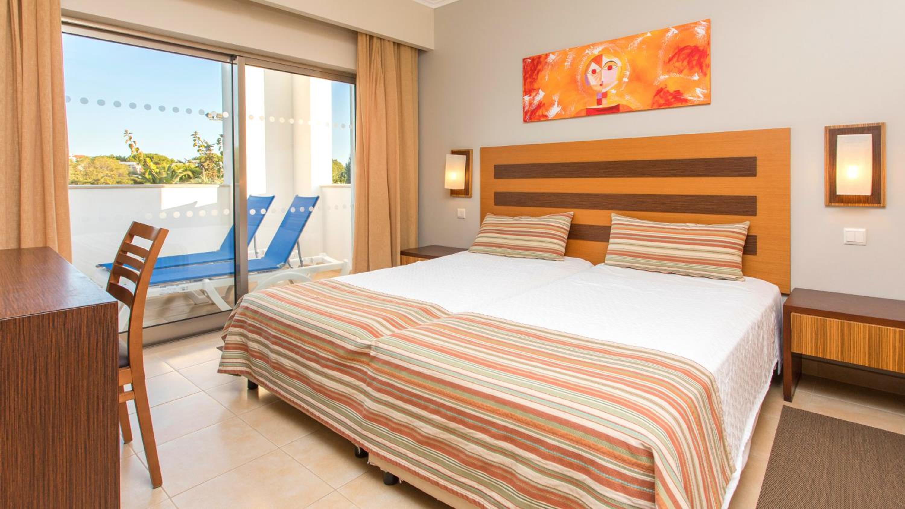 Apartamento Padrão de Dois Quartos com Vista para o Jardim