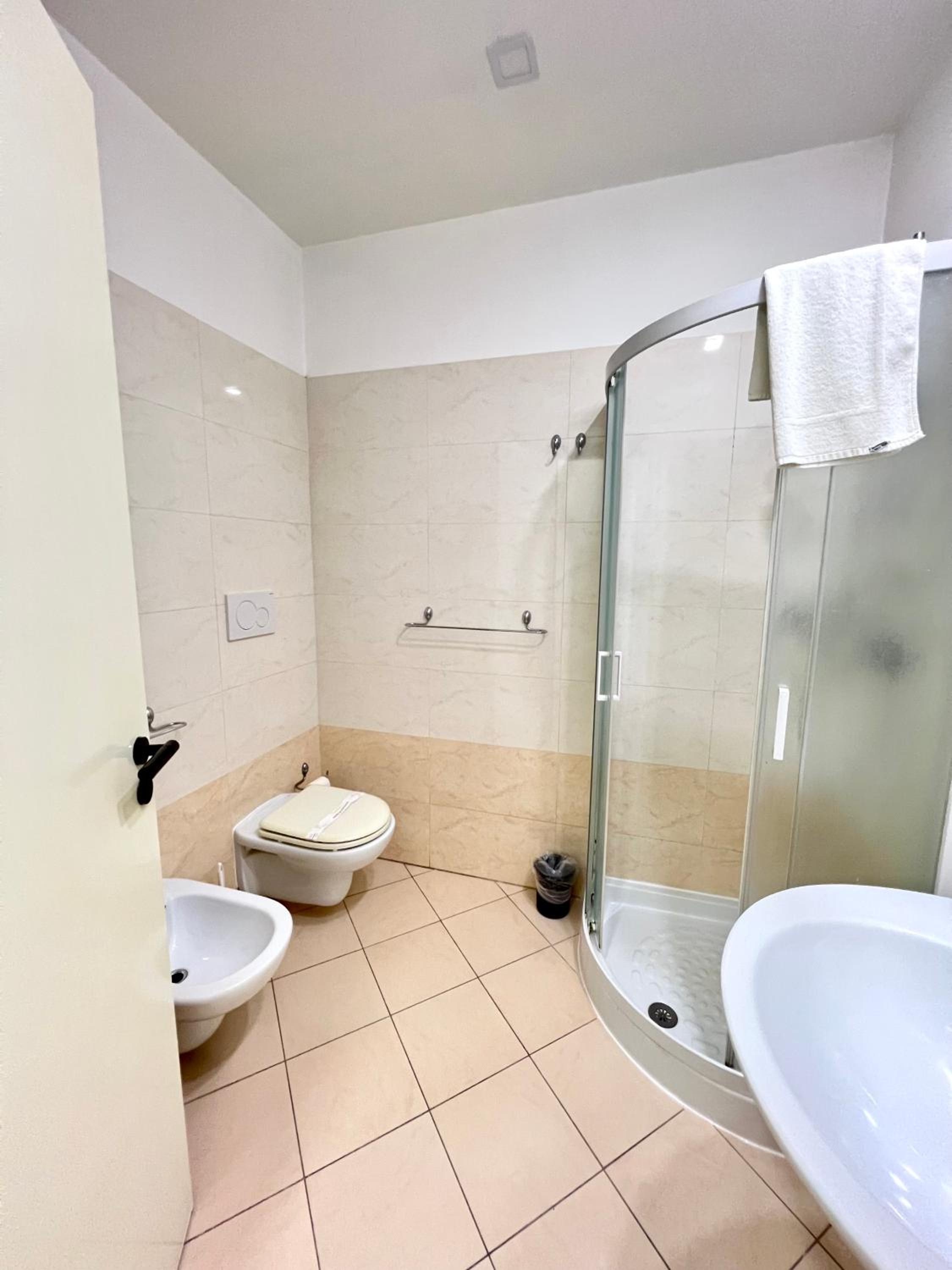 Twin Room - Photo 12