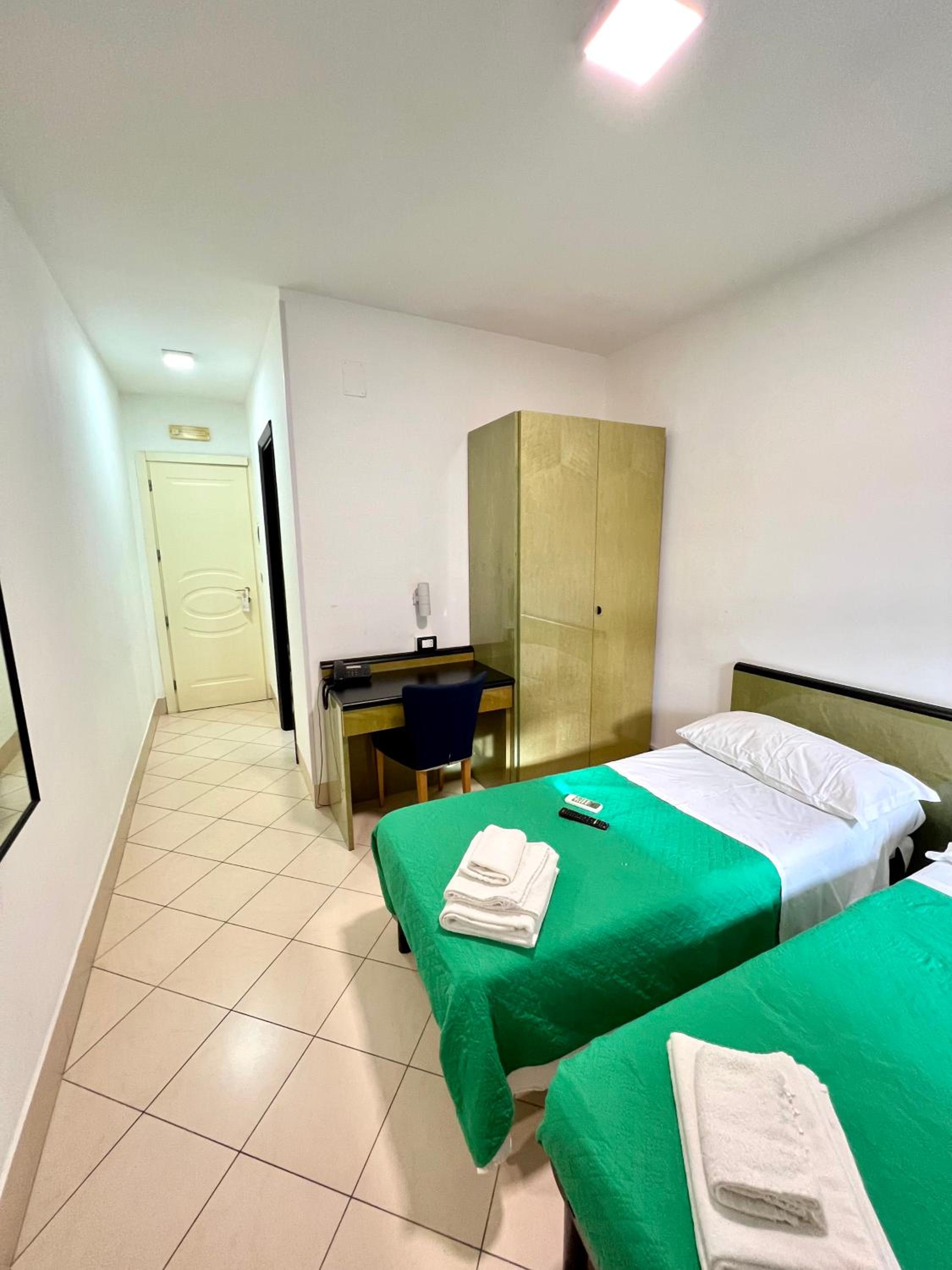 Twin Room - Photo 6