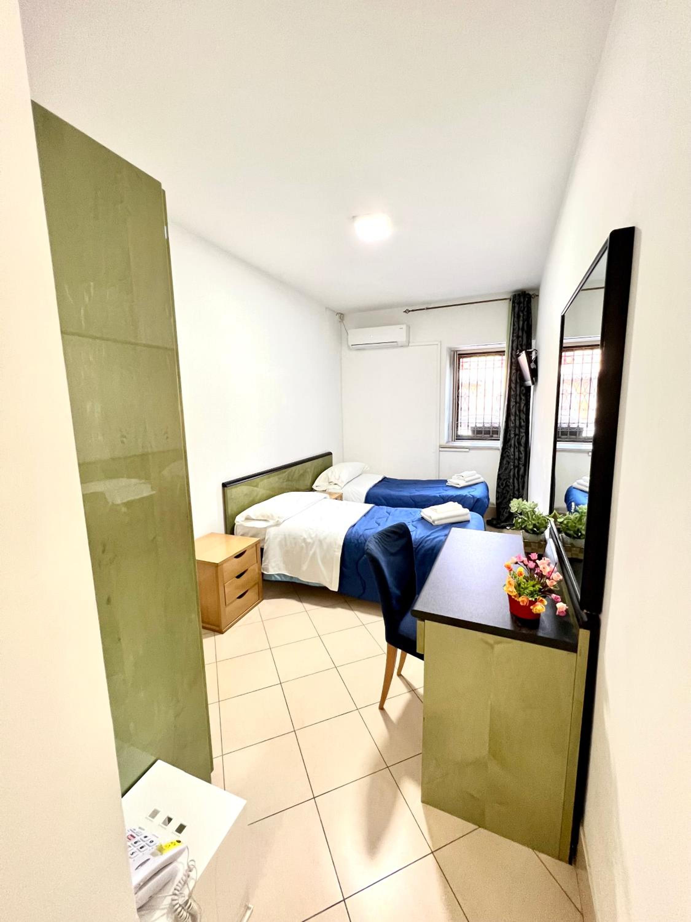 Twin Room - Photo 8