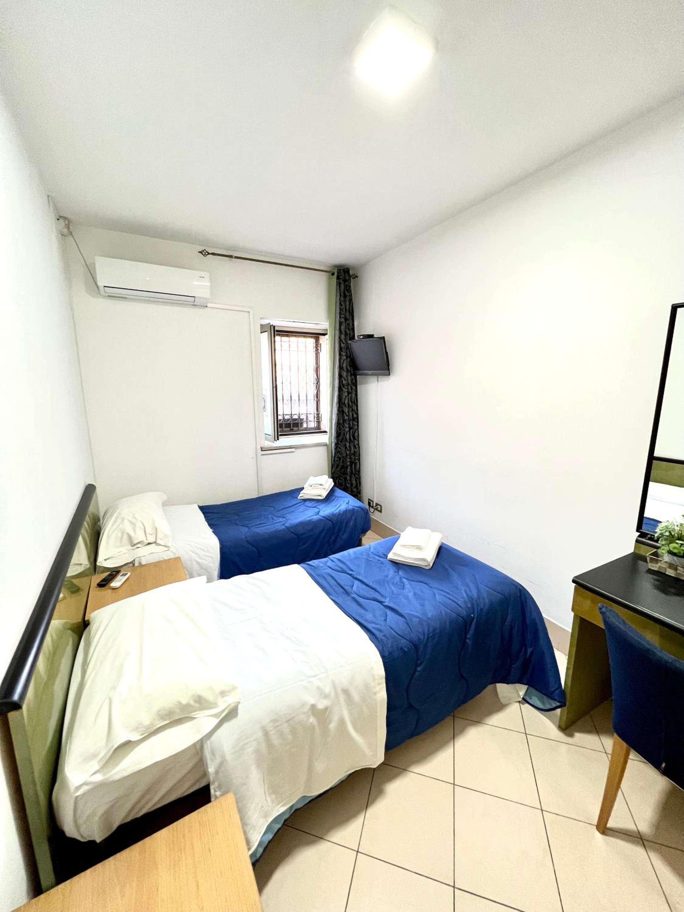 Twin Room - Photo 2