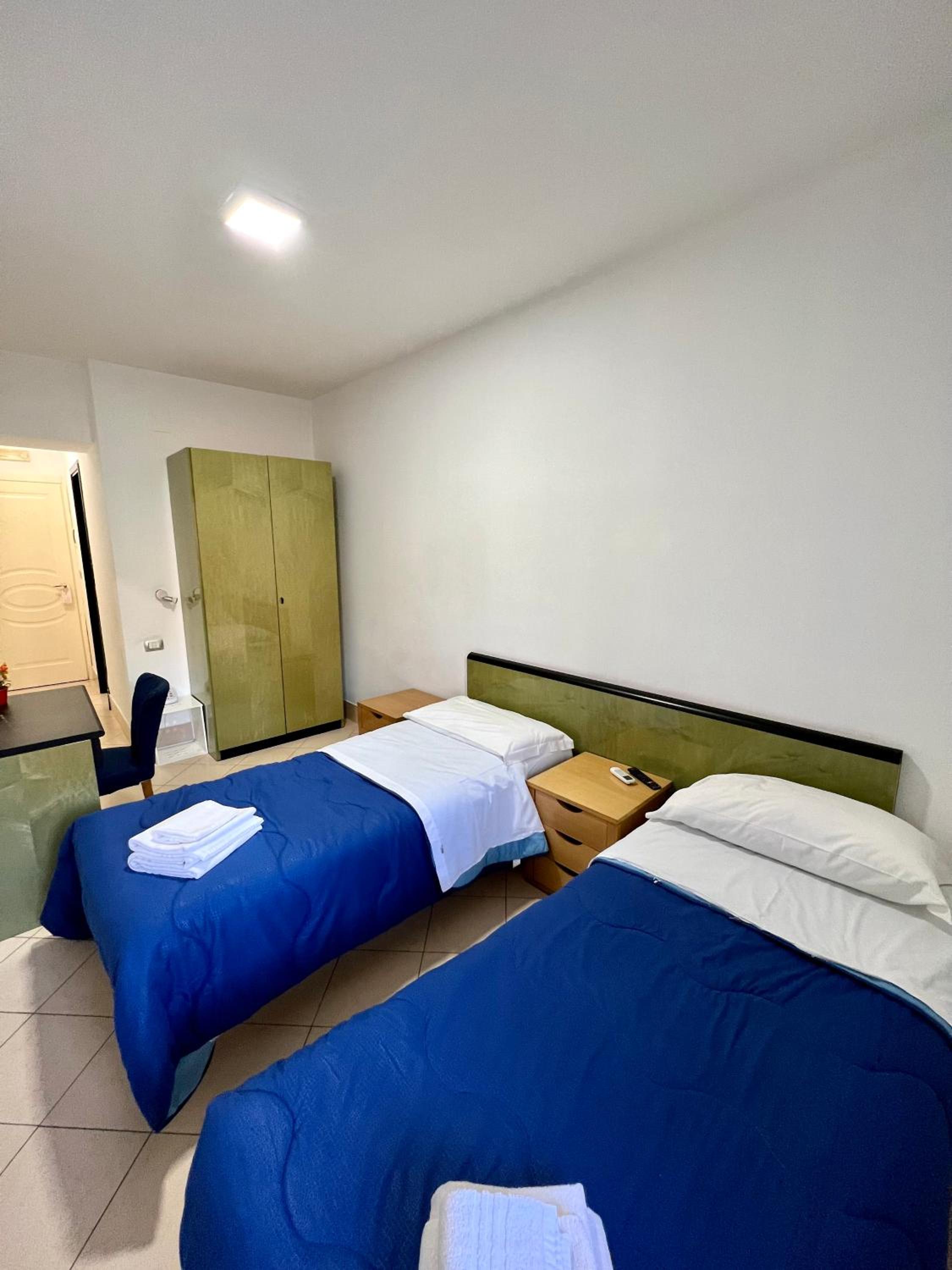 Twin Room - Photo 5